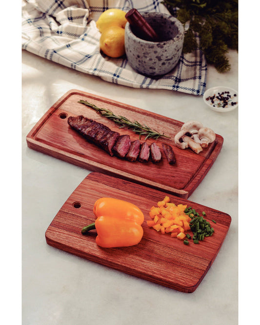 طقم ألواح شواء ترامونتينا مصنوع من خشب جاتوبا، مطلي بالجير ومغطى بالزيت. اللوح الأول: 340 × 190 × 18 مم. اللوح الثاني: 280 × 190 × 18 مم.