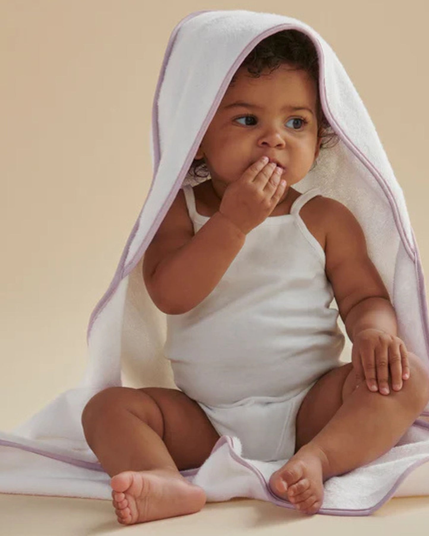 منشفة حمام كريستي "ميني هود" باللون الأبيض مع حواف وردية