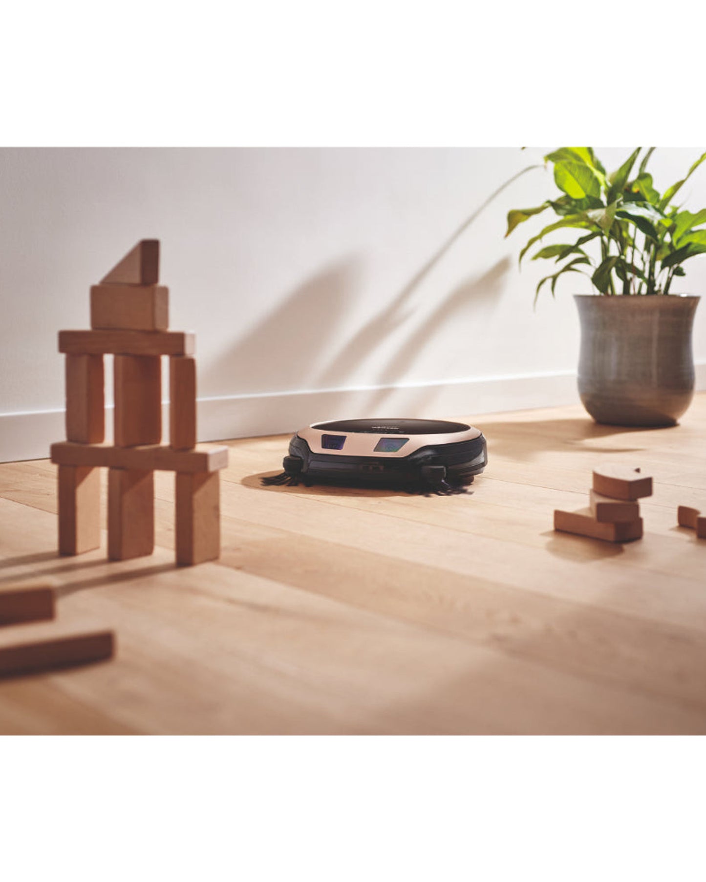 مكنسة كهربائية روبوتية من Miele Scout RX3 Home Vision HD باللون الذهبي الوردي مع نظام الملاحة الذكي ثلاثي الأبعاد وقوة التنظيف Quattro