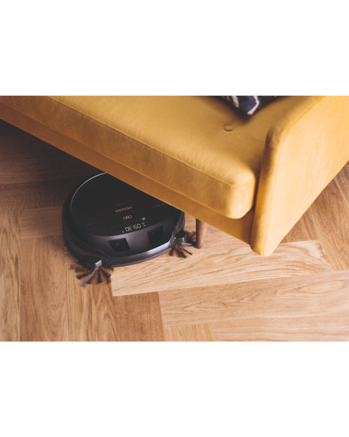 مكنسة كهربائية روبوتية من Miele Scout RX3 OBSW مزودة بنظام ملاحة ذكي ثلاثي الأبعاد وقوة تنظيف Quattro