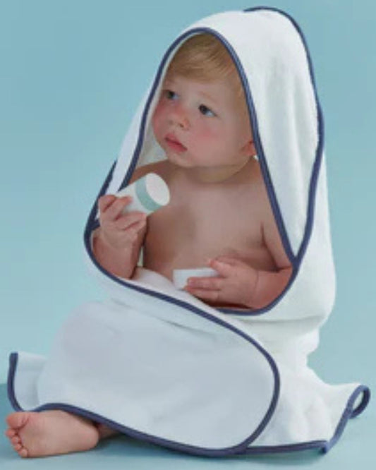 منشفة حمام كريستي "ميني هود" باللون الأبيض مع حافة زرقاء من قماش الدنيم