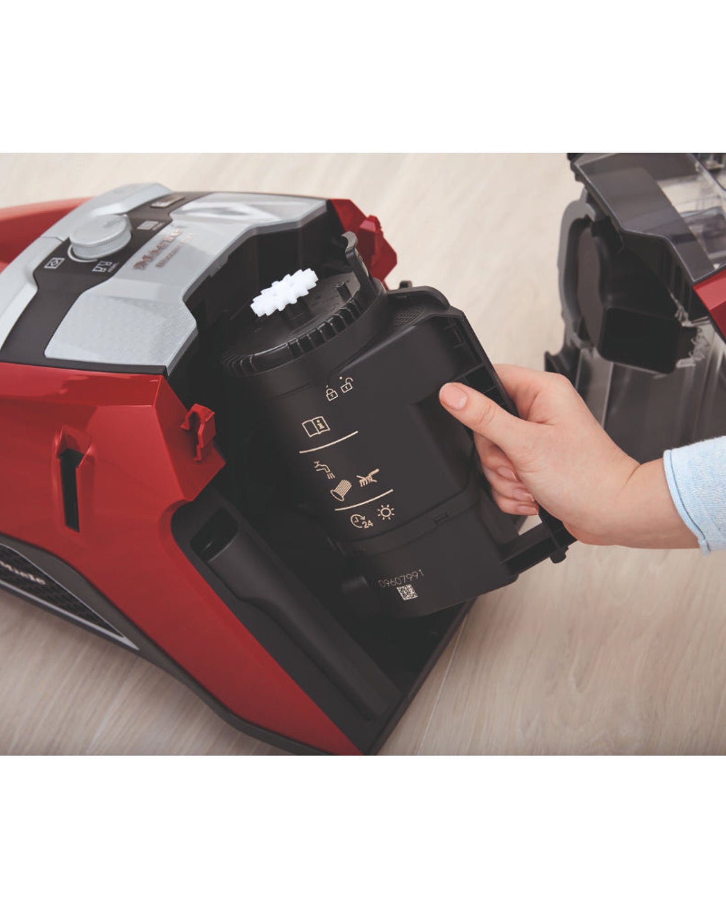 مكنسة كهربائية بدون كيس من Miele Blizzard CX1 Cat&amp;Dog بلون أحمر مانجو