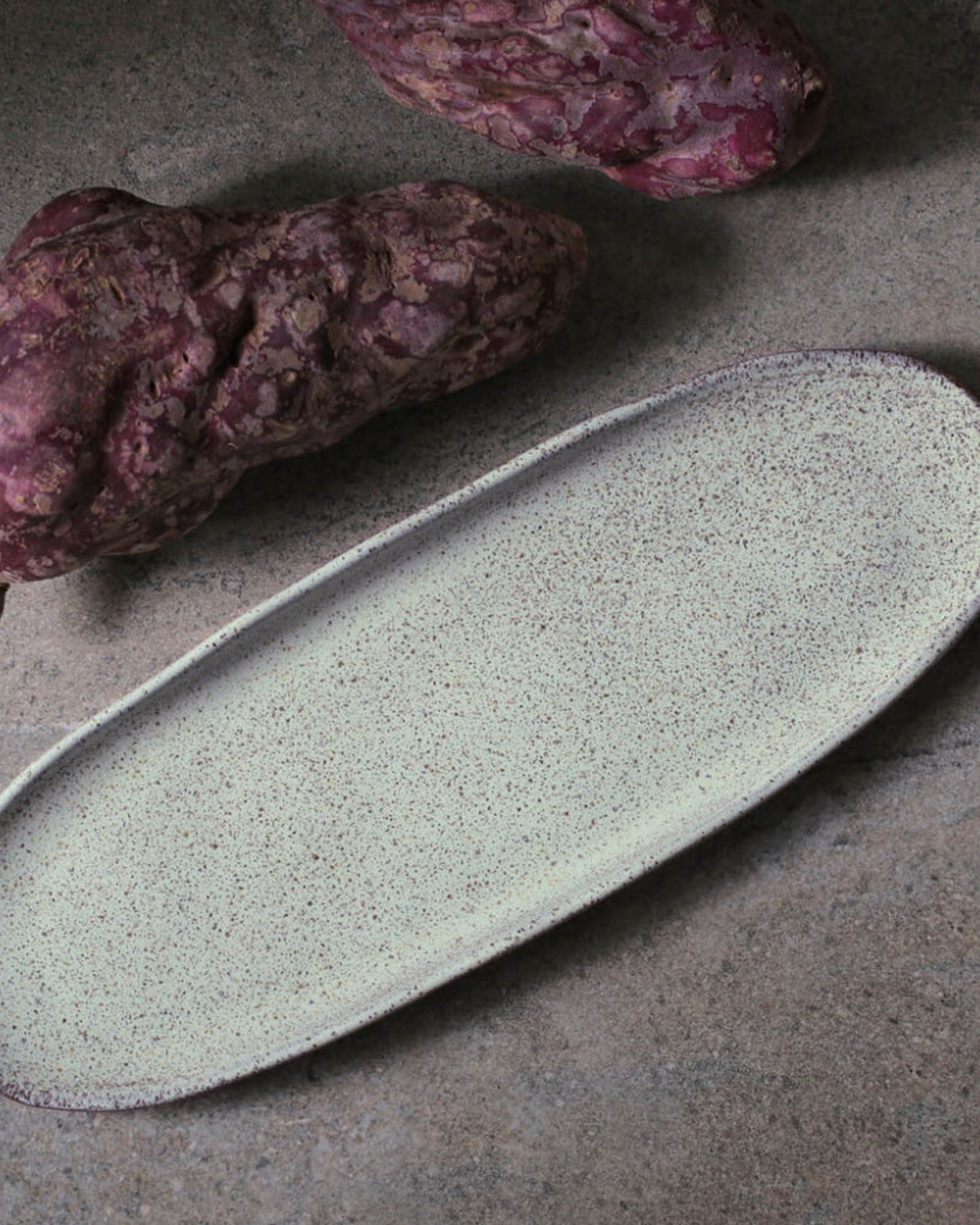 طبق بيضاوي عضوي ضحل من الفخار الحجري مقاس 36×13 سم، لون فستق، صنع في البرازيل