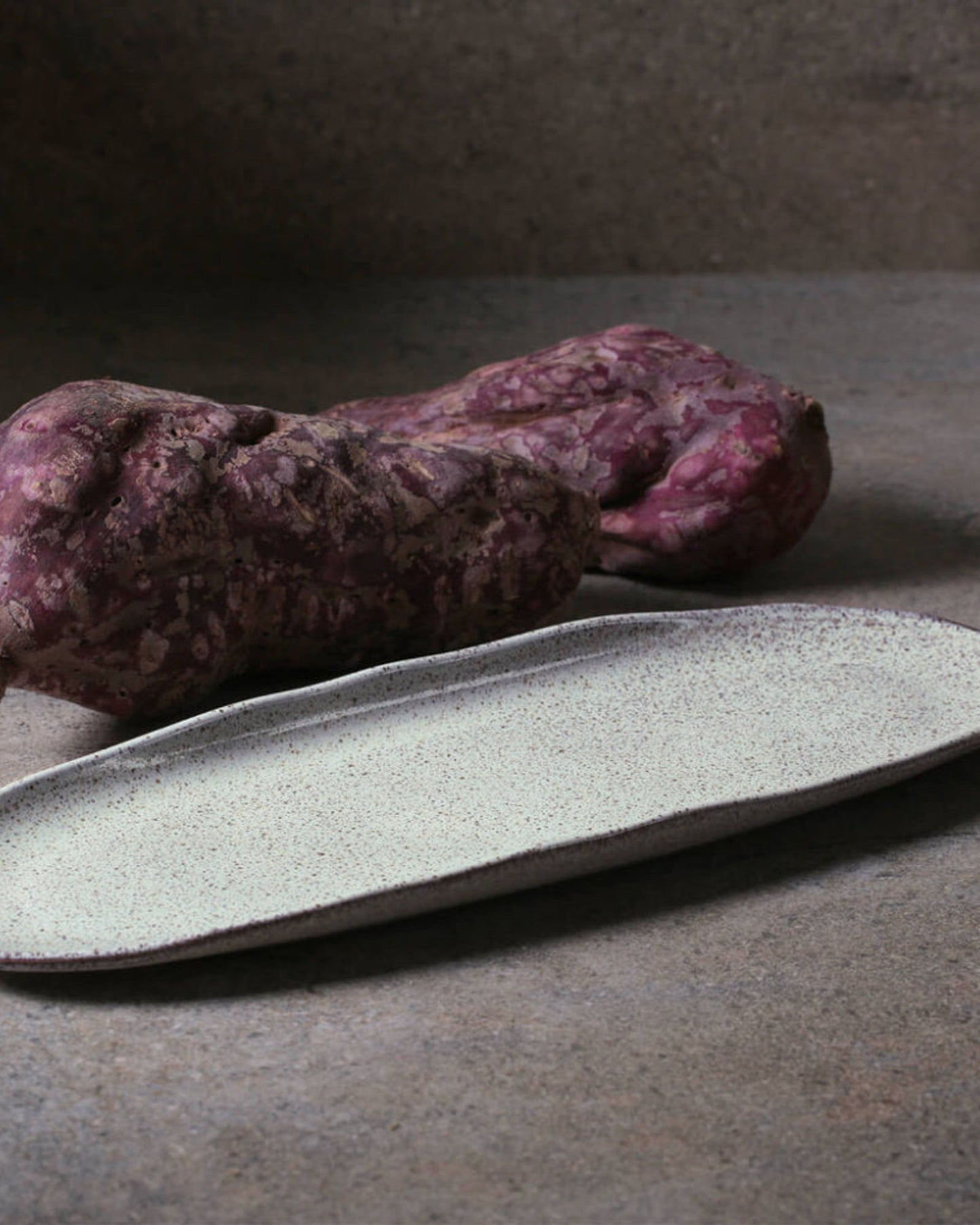 طبق بيضاوي عضوي ضحل من الفخار الحجري مقاس 36×13 سم، لون فستق، صنع في البرازيل