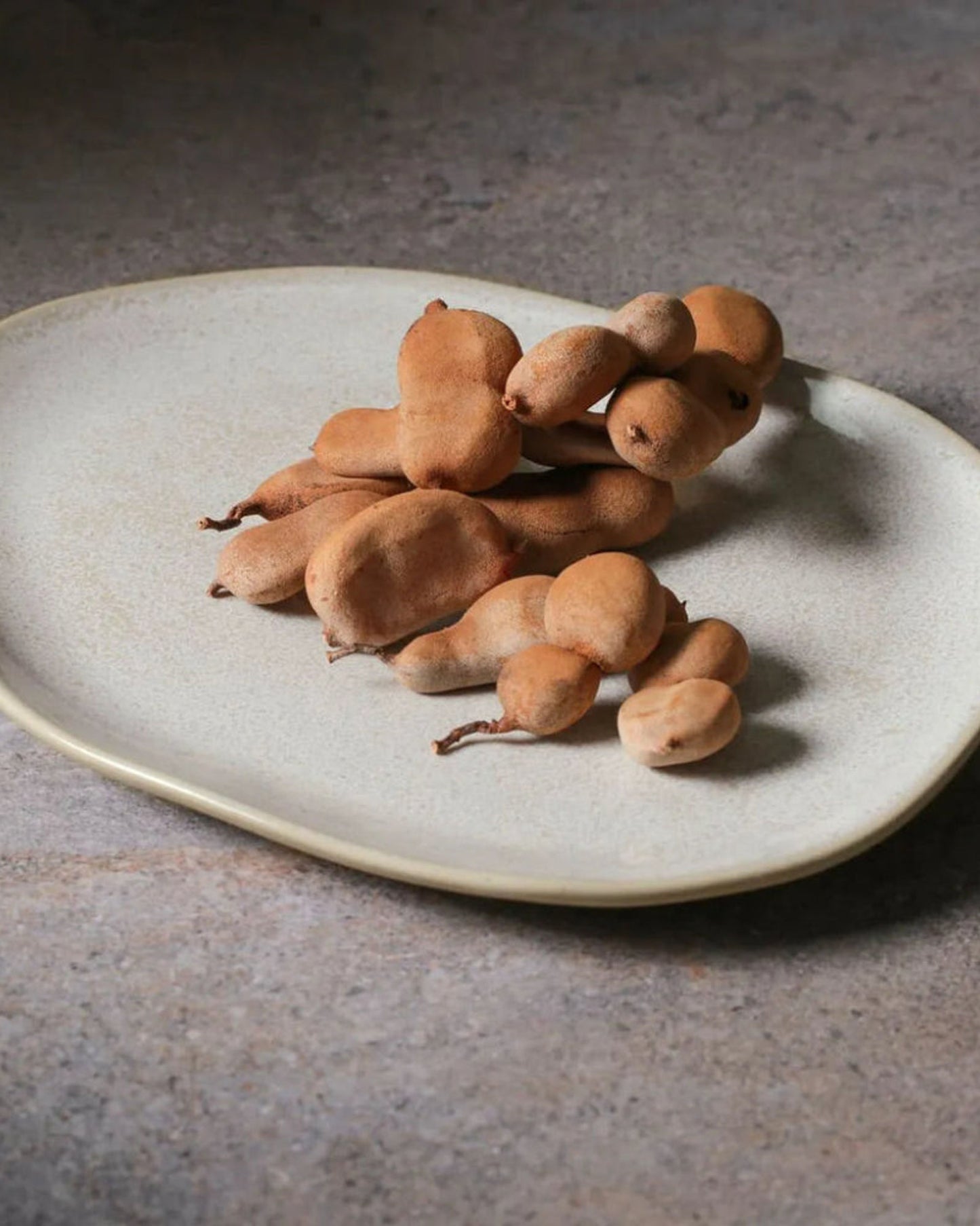 طبق عشاء بيضاوي عضوي من الفخار الحجري مقاس 31×24×2.5 سم، لاتيه، صنع في البرازيل