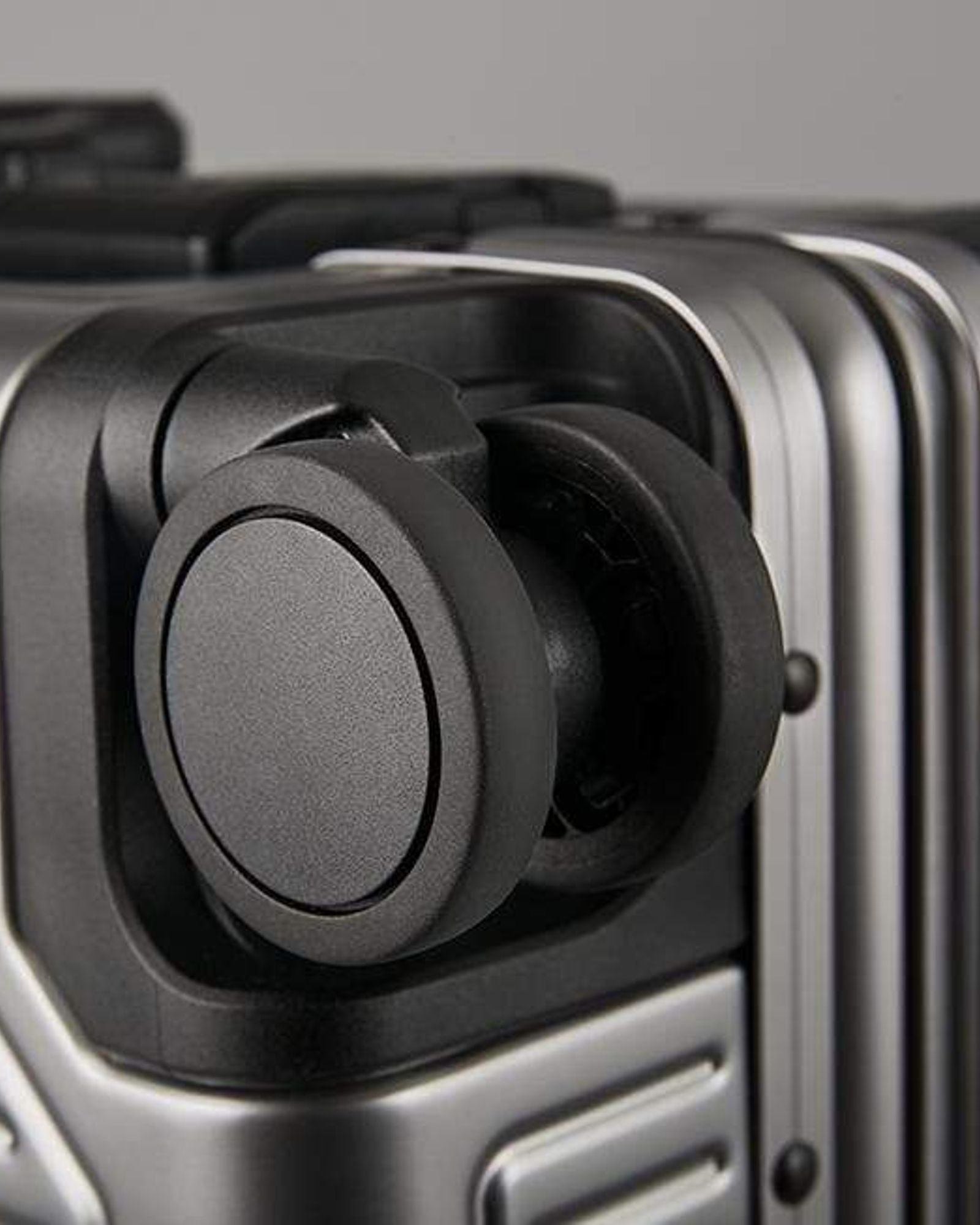 حقيبة أمتعة إيكولاك شوجون كلاسيك مقاس ٢٠ بوصة بأربع عجلات مزدوجة، لون رمادي داكن - CTA148