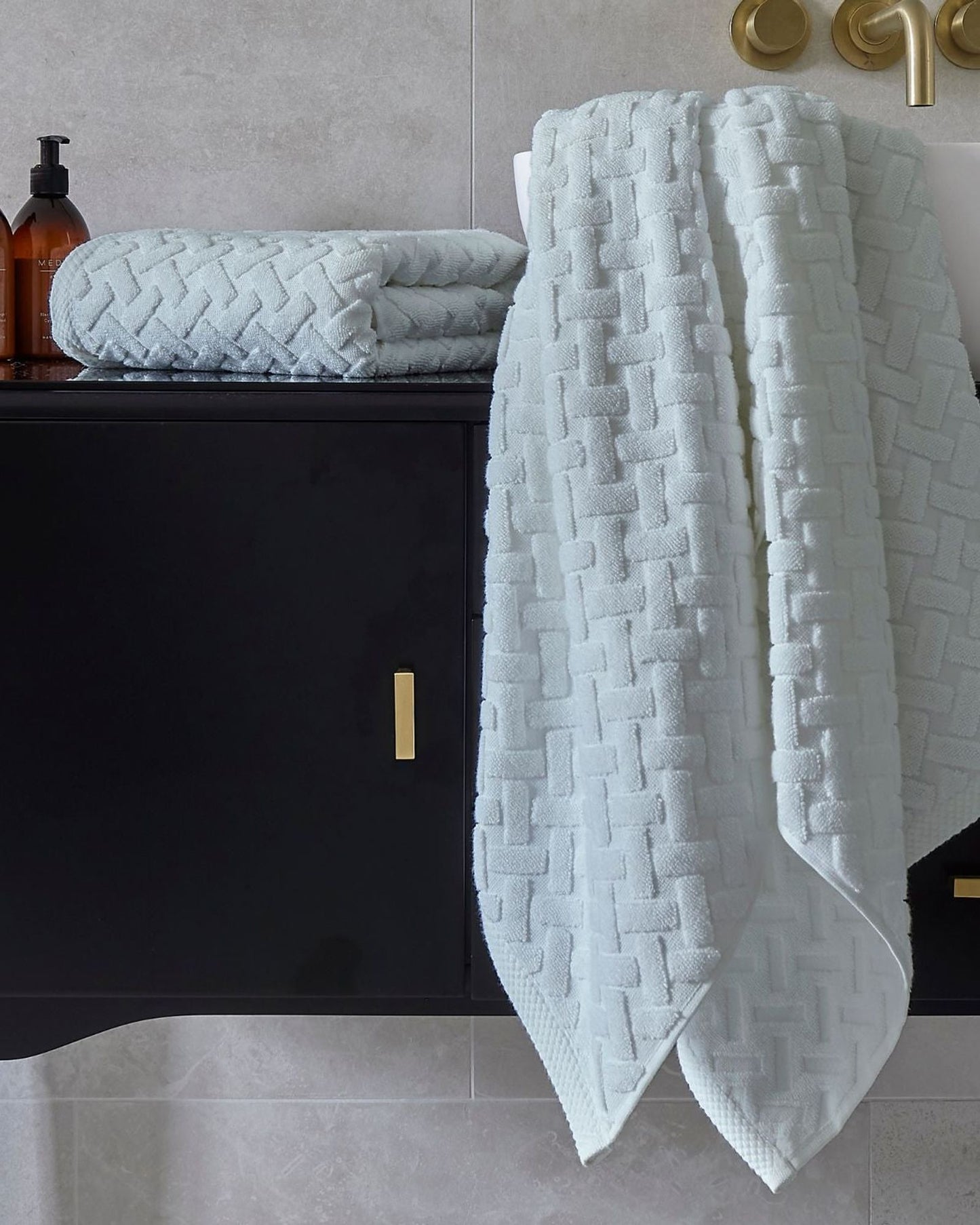 مجموعة مناشف حمام كريستي "تريليس" بلون جلاسير (فضي)