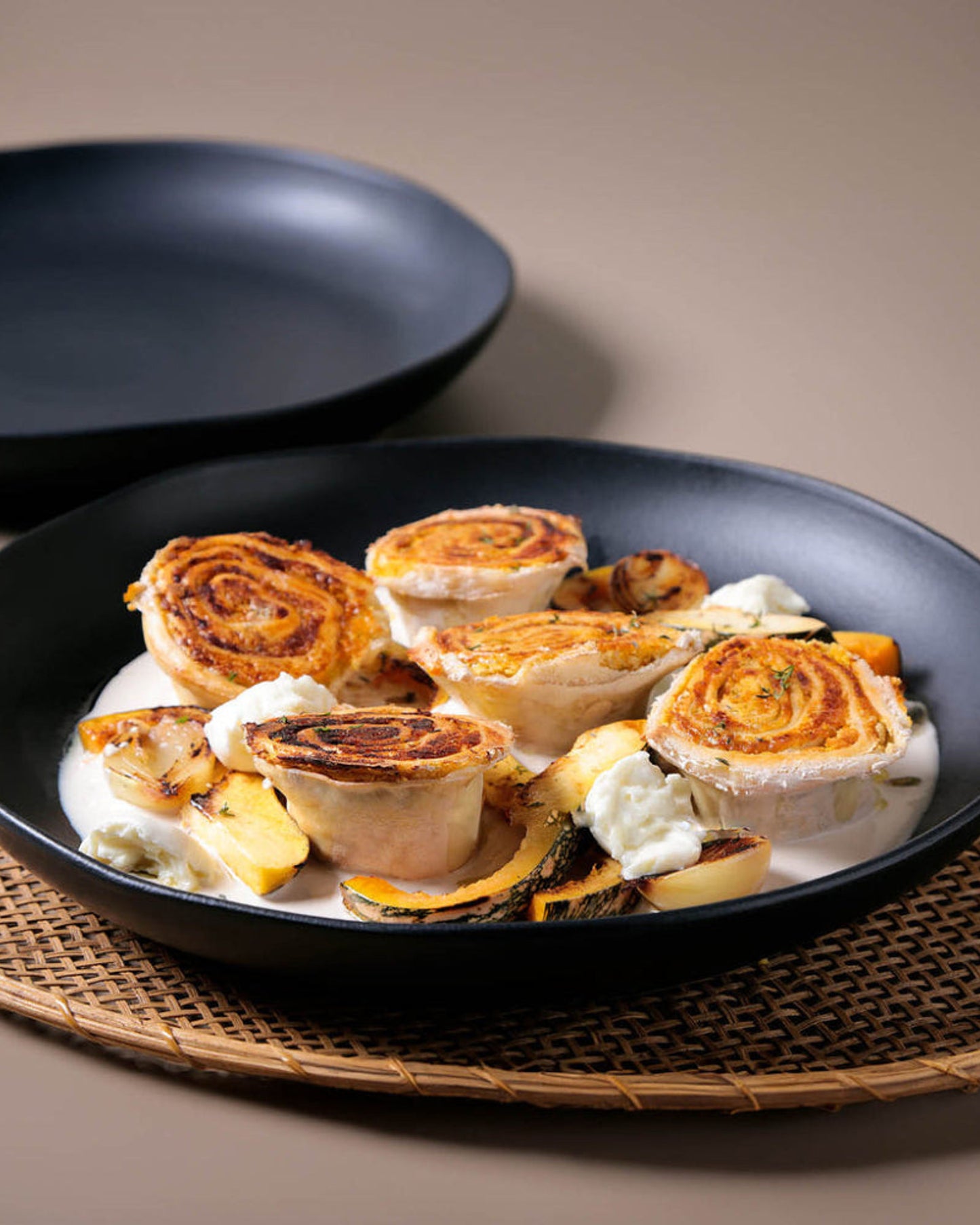 طبق دائري عضوي كبير من الفخار الحجري مقاس 36 سم، أسود غير لامع، صنع في البرازيل