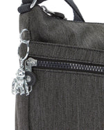 حقيبة كيبلينج إيزيلا متوسطة الحجم بلون أسود فلفلي C2I4803-78S