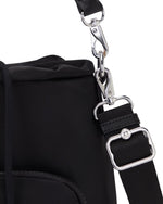 حقيبة كتف متوسطة الحجم من كيبلينج كايلا باكا، لون أسود، C2I6621-79S