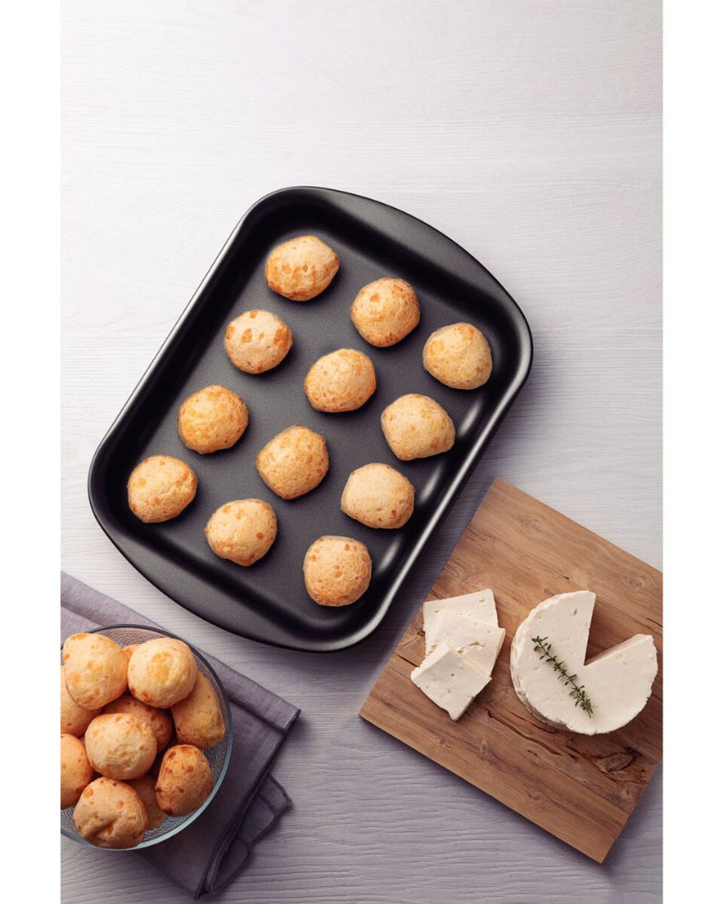 صينية تحميص مسطحة من الألومنيوم من ترامونتينا برازيل، مطلية من الداخل والخارج بطبقة ستارفلون ماكس غير لاصقة، لون جرافيت، 22 سم، 1.4 لتر