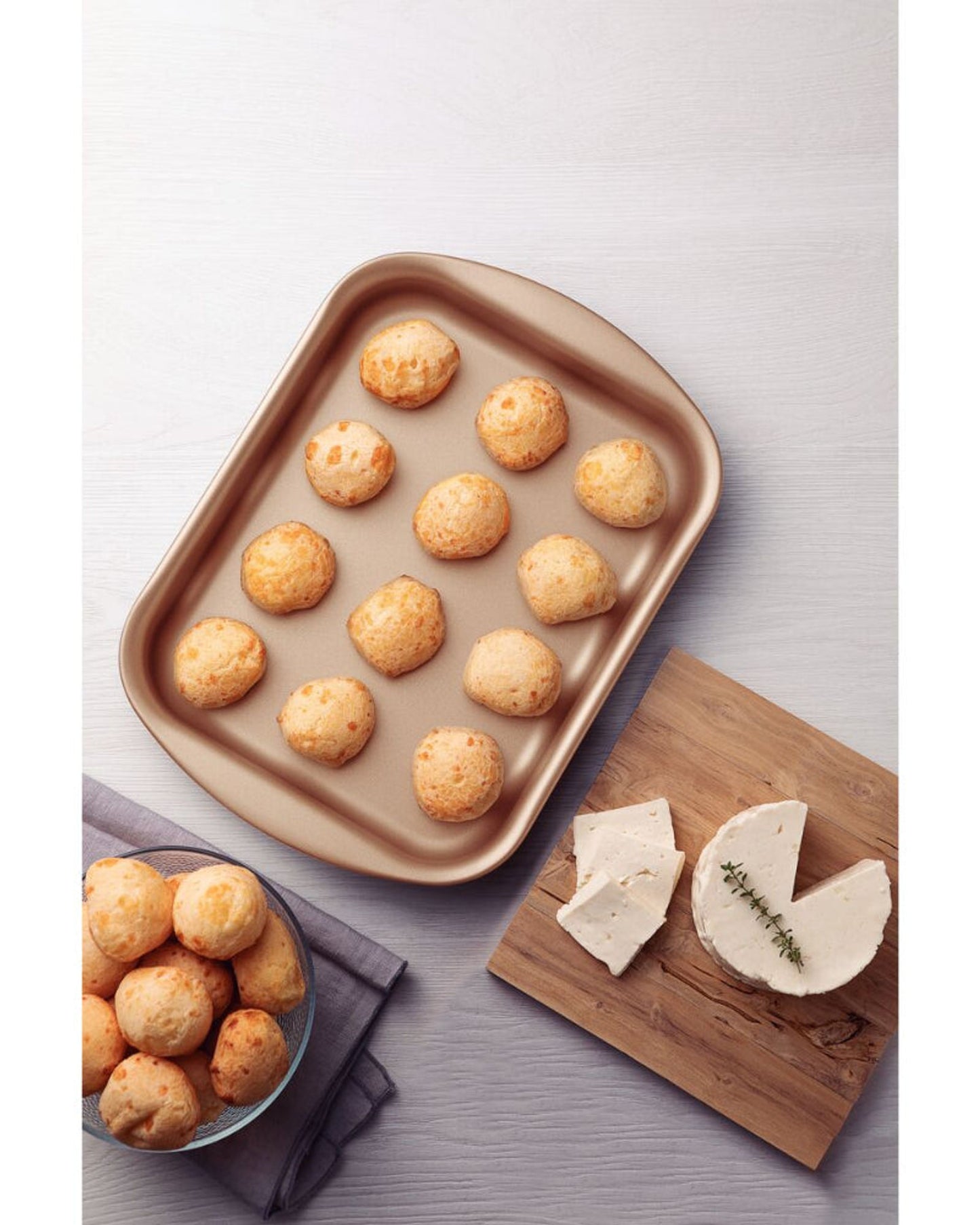 مقلاة مسطحة من الألومنيوم من ترامونتينا برازيل مع طلاء ستارفلون ماكس غير اللاصق الداخلي والخارجي باللون الأحمر، 40 سم، 3.8 لتر