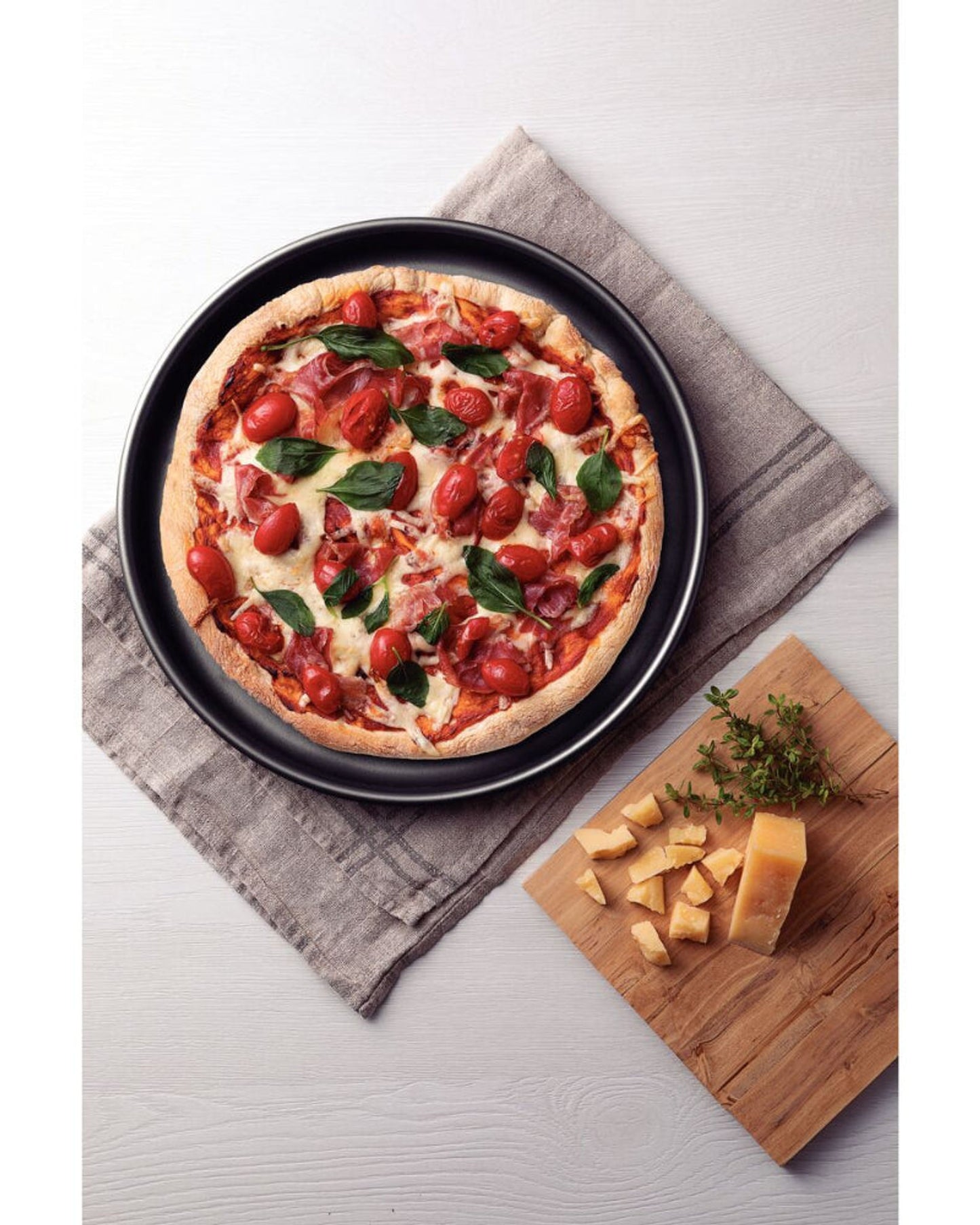 صينية بيتزا من الألومنيوم من ترامونتينا برازيل، مطلية من الداخل والخارج بطبقة ستارفلون ماكس غير لاصقة، لون جرافيت، 30 سم، 1.8 لتر