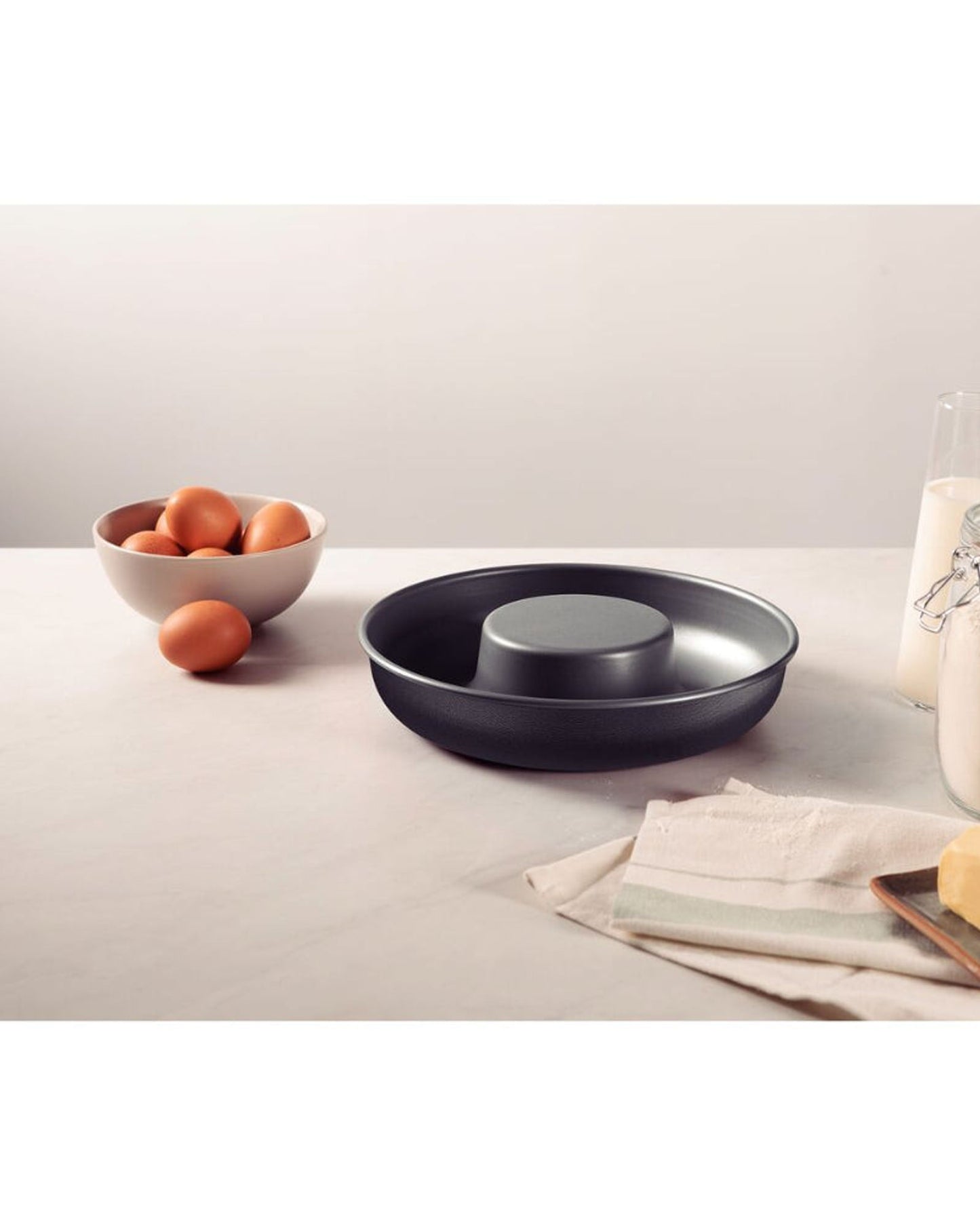 قالب كيك ترامونتينا برازيل المصنوع من الألومنيوم، مطلي داخليًا وخارجيًا بطبقة ستارفلون ماكس غير لاصقة، لون جرافيت، 24 سم، 1.4 لتر