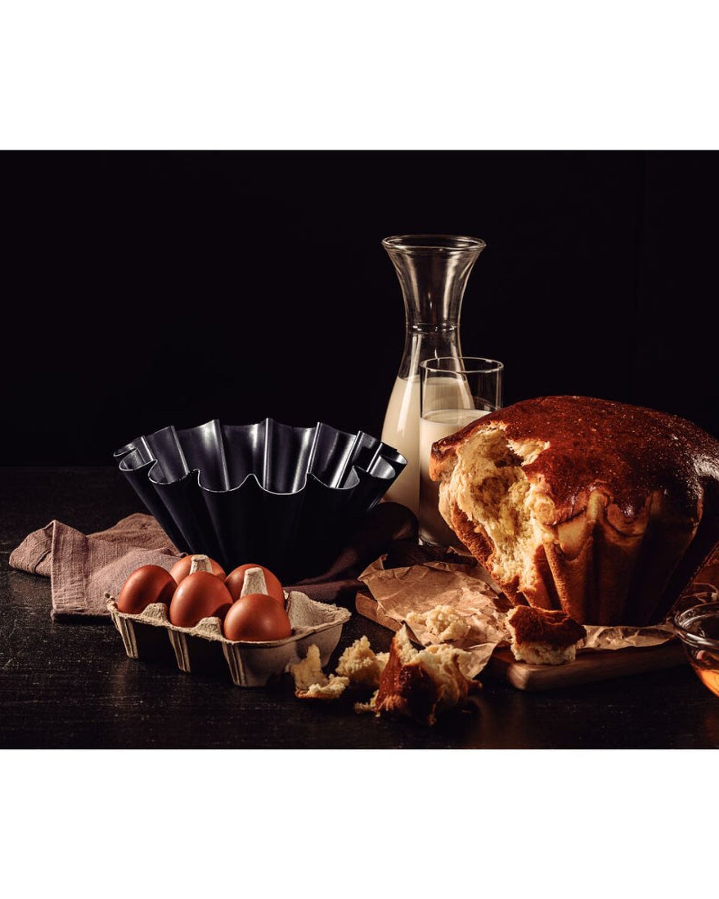 قالب بريوش من الألومنيوم من ترامونتينا برازيل، مطلي من الداخل والخارج بطبقة ستارفلون ماكس غير لاصقة، لون جرافيت، 22 سم، 1.3 لتر