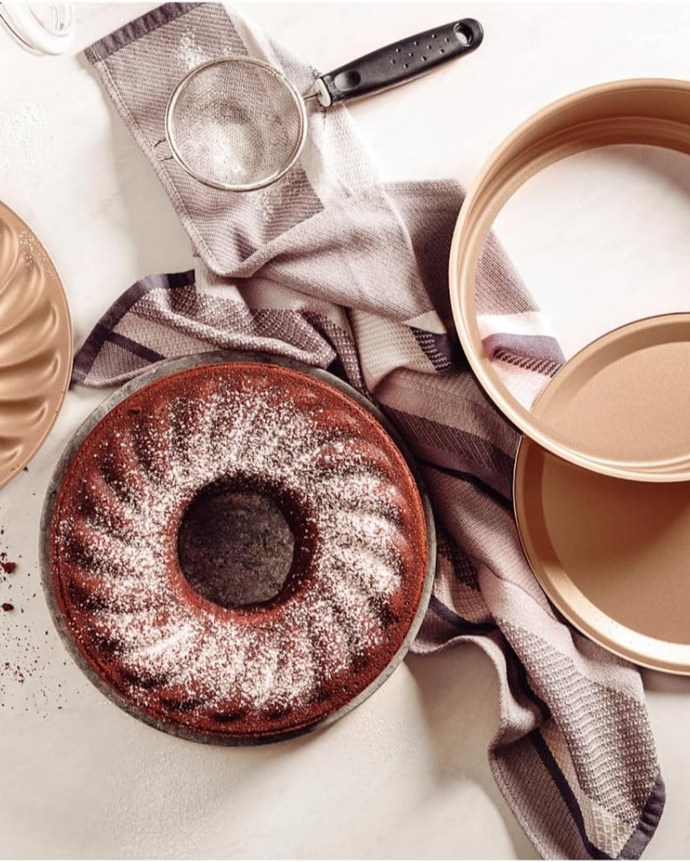 قالب كيك ترامونتينا برازيل من الألومنيوم الجرافيتي مقاس 26 سم مع قاعدة قابلة للإزالة وطلاء ستارفلون ماكس غير لاصق خالٍ من حمض بيرفلورو الأوكتانويك (PFOA)