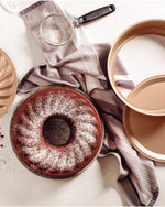 قالب كيك ترامونتينا برازيل من الألومنيوم الجرافيتي مقاس 26 سم مع قاعدة قابلة للإزالة وطلاء ستارفلون ماكس غير لاصق خالٍ من حمض بيرفلورو الأوكتانويك (PFOA)