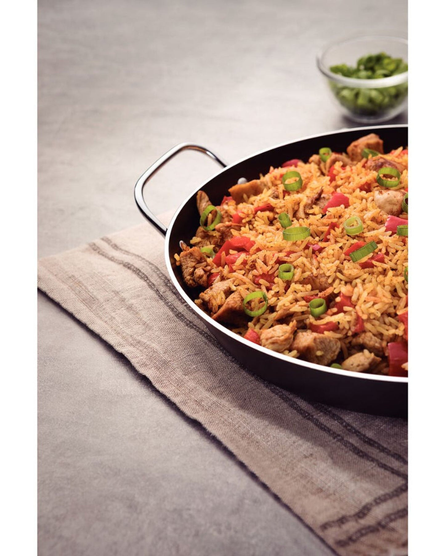 مقلاة ترامونتينا لوريتو المصنوعة من الألومنيوم لتحضير البايلا، مزودة بطبقة داخلية مانعة للالتصاق من نوع ستارفلون ماكس ومقابض معدنية، لون جرافيت، قطر 30 سم، سعة 2.5 لتر