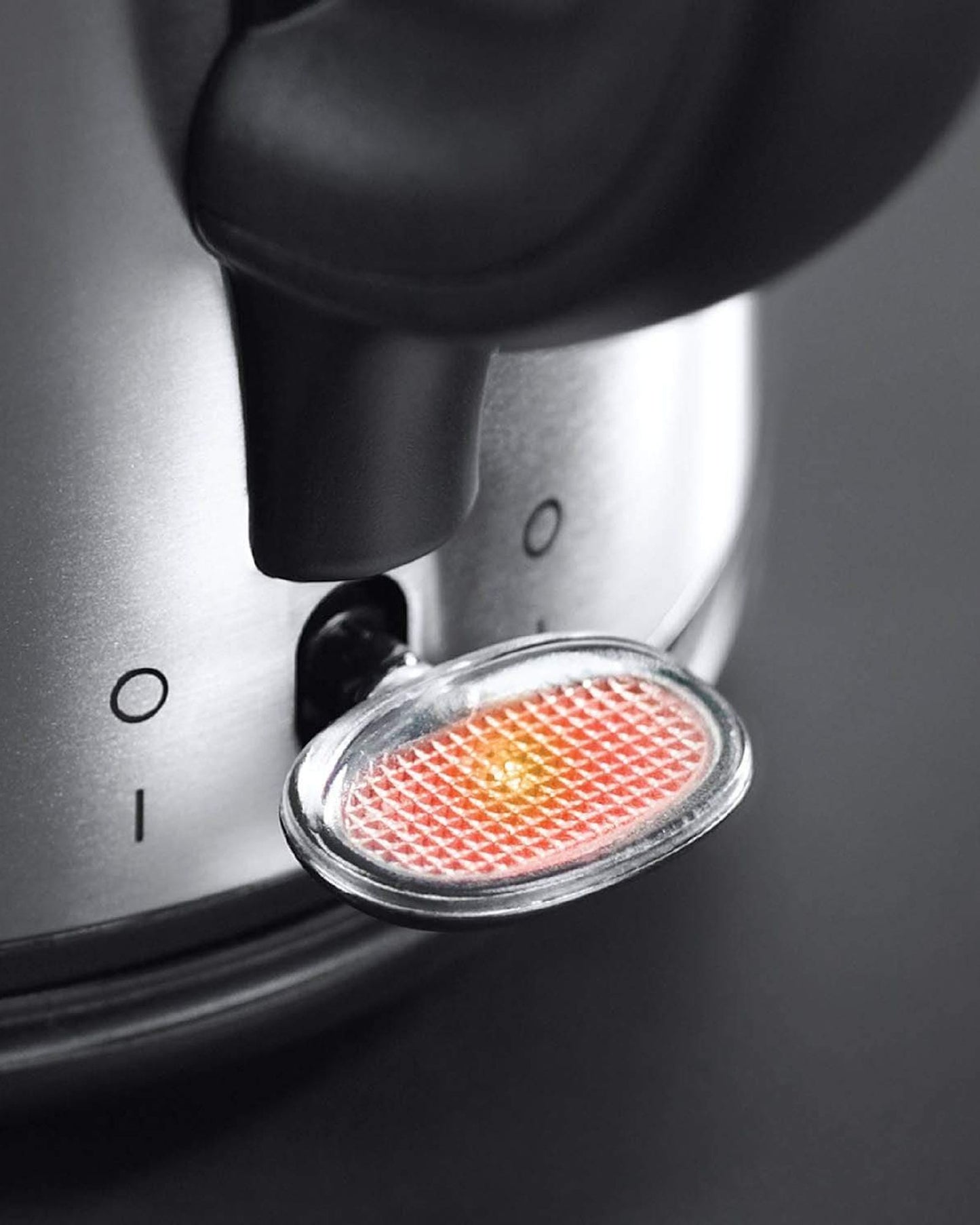 غلاية سنودون من راسل هوبز (20441) - سعة 1.7 لتر، 3000 واط، مصنوعة من الفولاذ المقاوم للصدأ، غليان سريع، صب مثالي، إيقاف تشغيل تلقائي، لاسلكية، ضمان لمدة عام، لون فضي