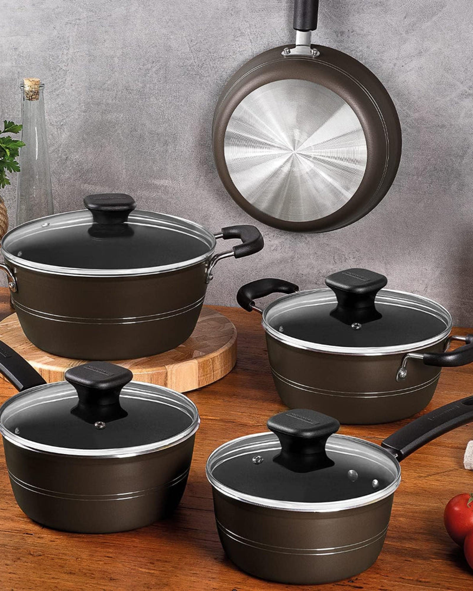 طقم أواني طهي من الألومنيوم بلون البندق من ترامونتينا برازيل سيسيليا، 9 قطع، مع طلاء ستارفلون ممتاز غير لاصق خالٍ من حمض بيرفلورو الأوكتانويك (PFOA) من الداخل والخارج