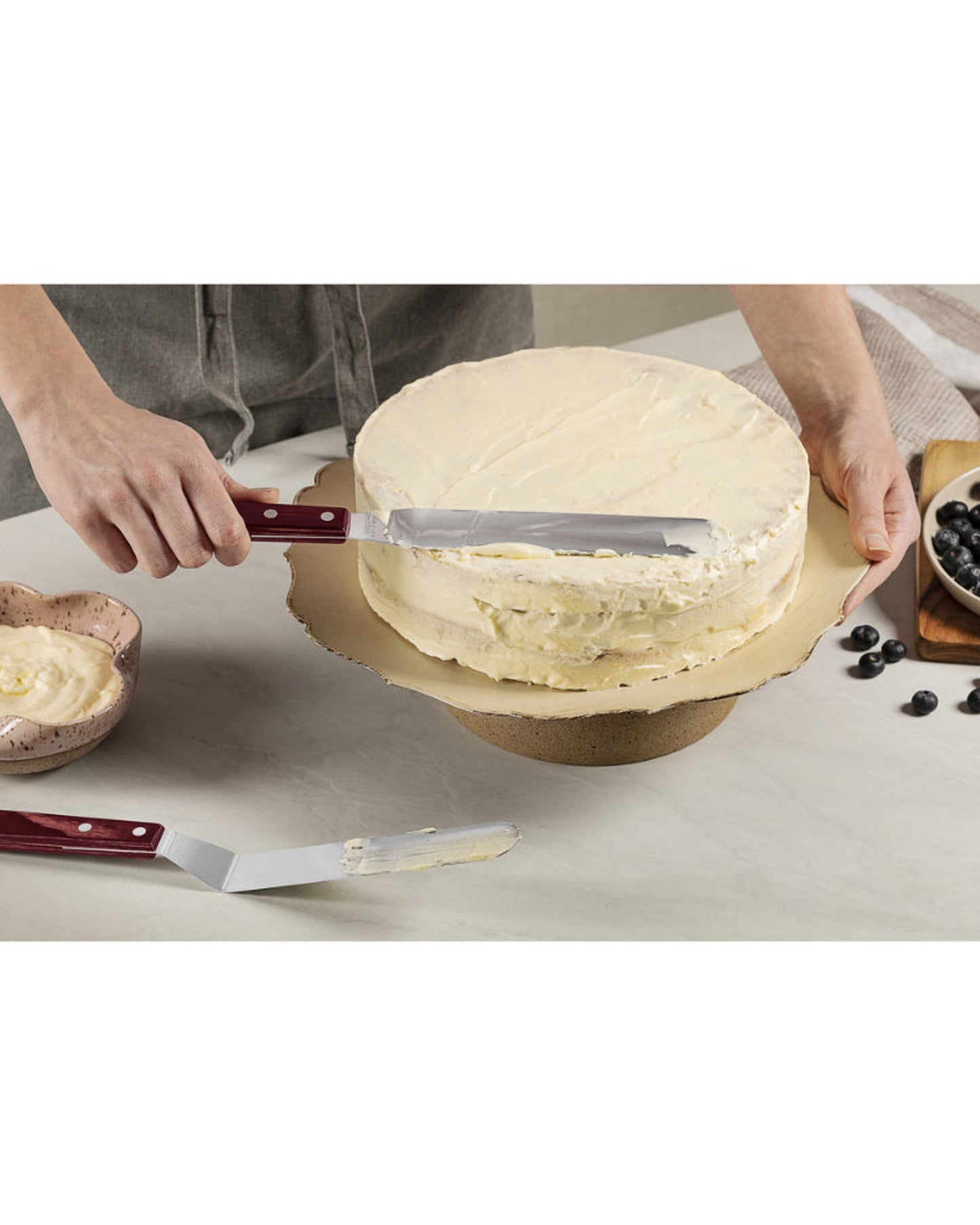 ملعقة ترامونتينا ذات تصميم جانبي بشفرة من الفولاذ المقاوم للصدأ ومقبض من خشب البولي وود الأحمر المعالج، طولها 8 بوصات