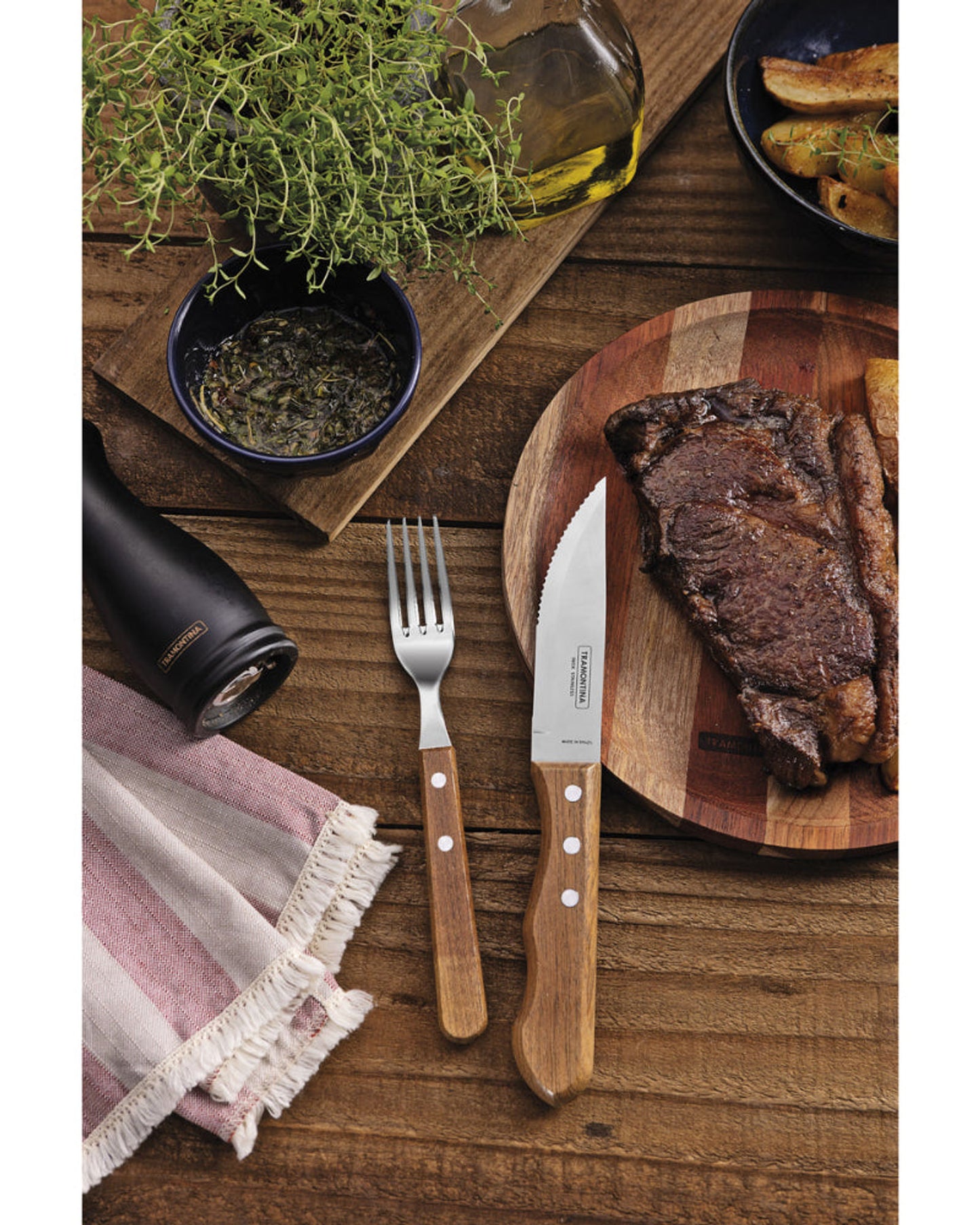 طقم شواء ترامونتينا ديناميك مكون من 12 قطعة بشفرات من الفولاذ المقاوم للصدأ ومقابض خشبية طبيعية