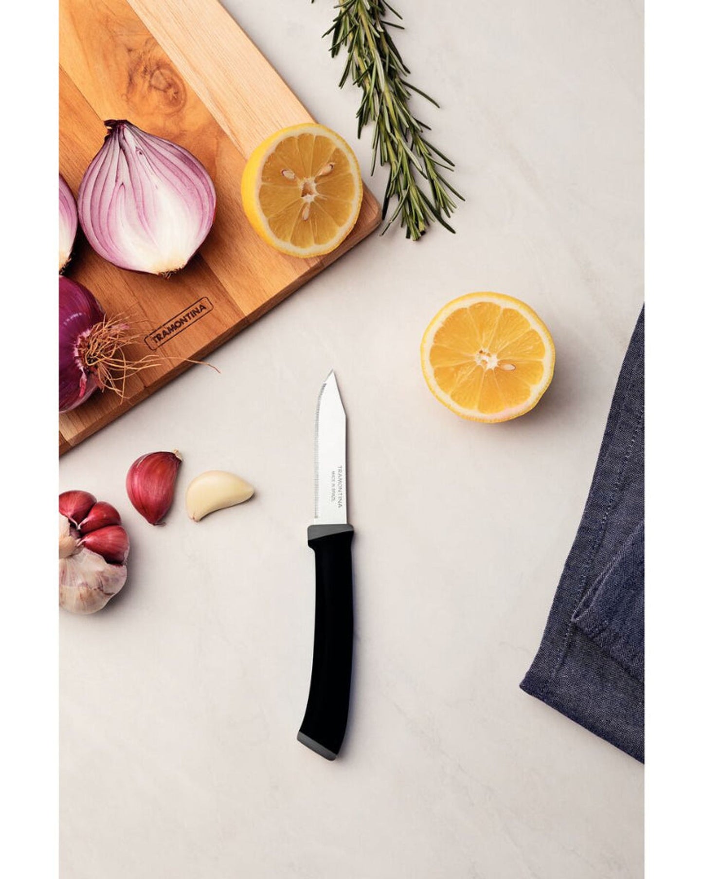 طقم سكاكين ترامونتينا فيليس المكون من قطعتين للخضراوات والفواكه، بشفرات من الفولاذ المقاوم للصدأ، وحواف مسننة دقيقة، ومقابض من البولي بروبيلين الأسود.