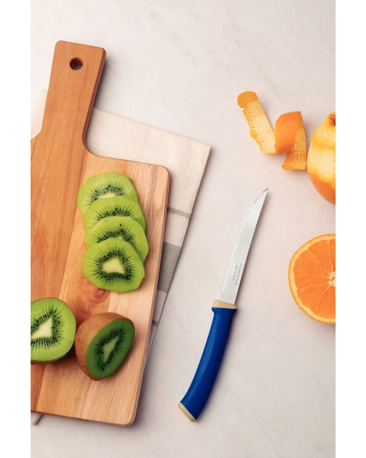 طقم سكاكين شرائح اللحم ترامونتينا فيليس المكون من قطعتين بشفرات من الفولاذ المقاوم للصدأ، وحواف مسننة دقيقة، ومقابض من البولي بروبيلين الأزرق.