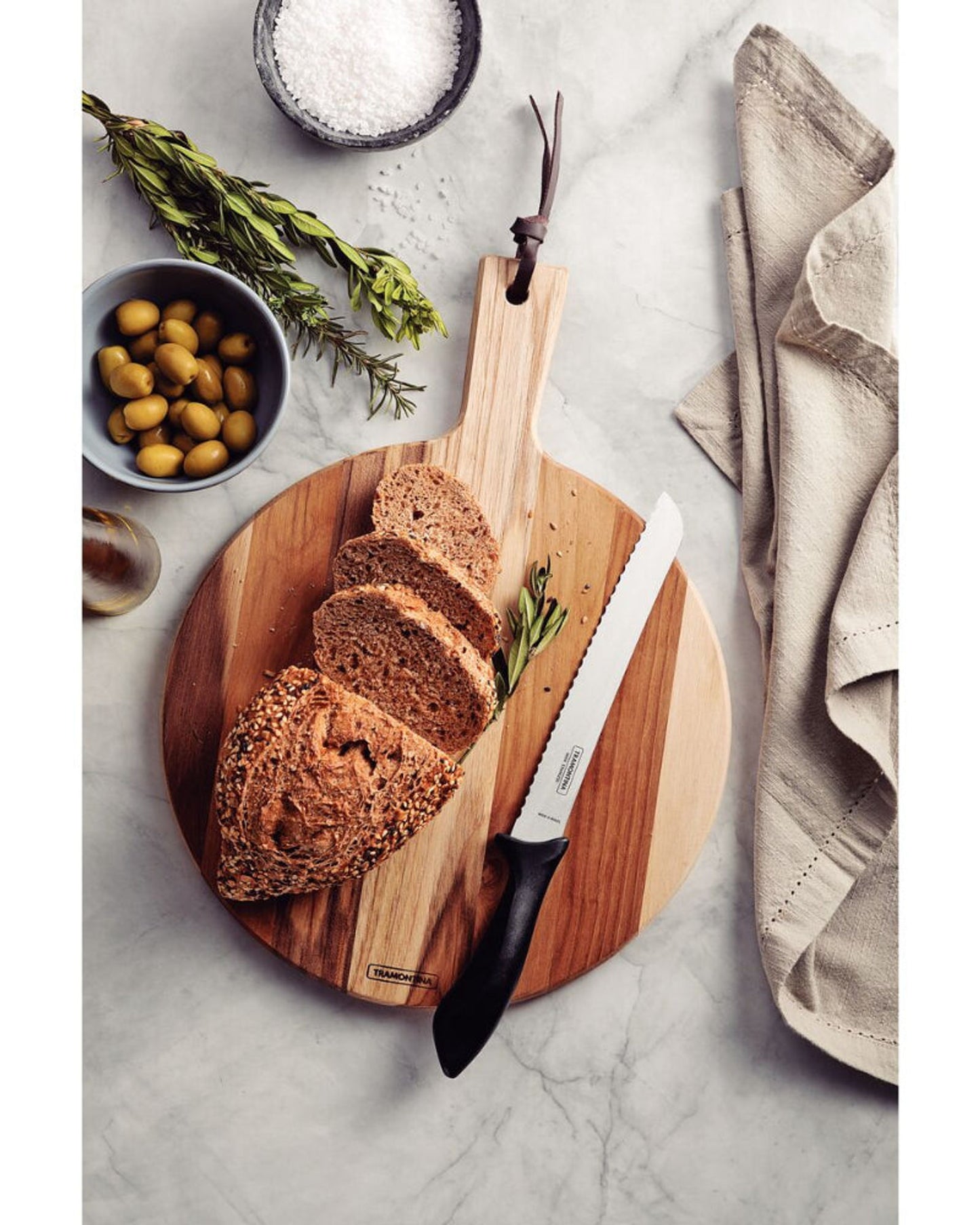 سكين خبز ترامونتينا أفيلاتا مقاس 8 بوصات بشفرة من الفولاذ المقاوم للصدأ ومقبض من البولي بروبيلين الأسود