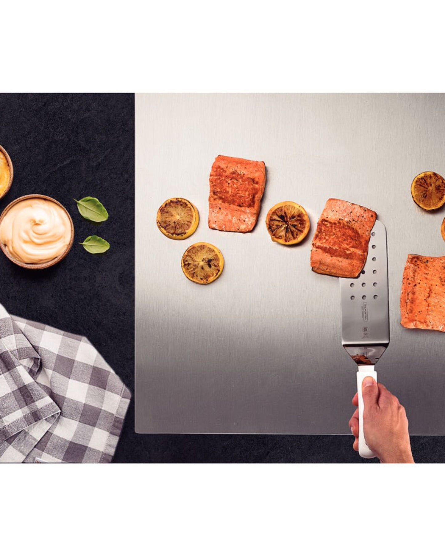 ملعقة قلي احترافية من ترامونتينا بشفرة من الفولاذ المقاوم للصدأ ومقبض من البولي بروبيلين الأبيض، مقاس 9×3 بوصة