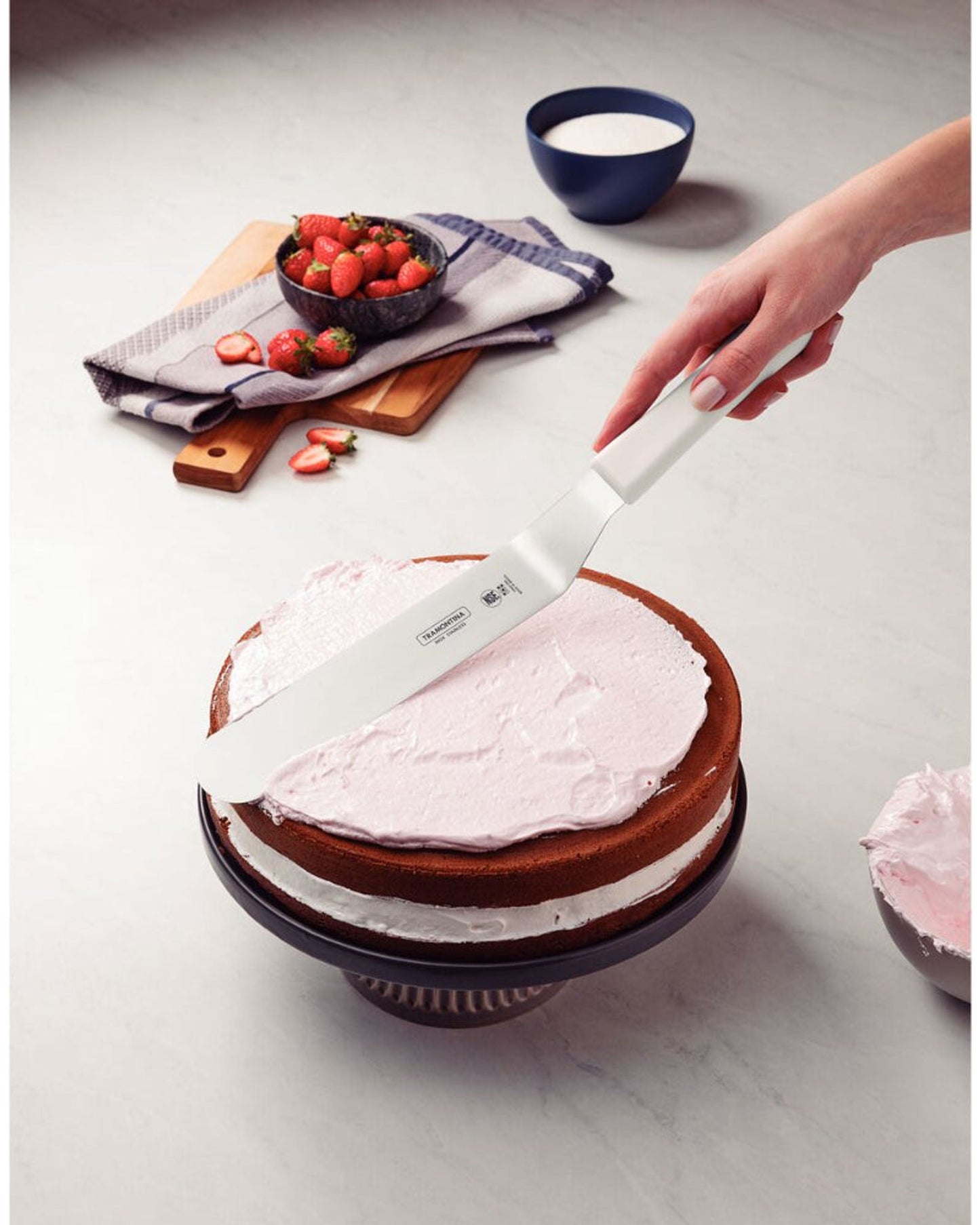 ملعقة ترامونتينا الاحترافية ذات الحافة المنحنية بشفرة من الفولاذ المقاوم للصدأ ومقبض من البولي بروبيلين الأبيض 10 بوصات