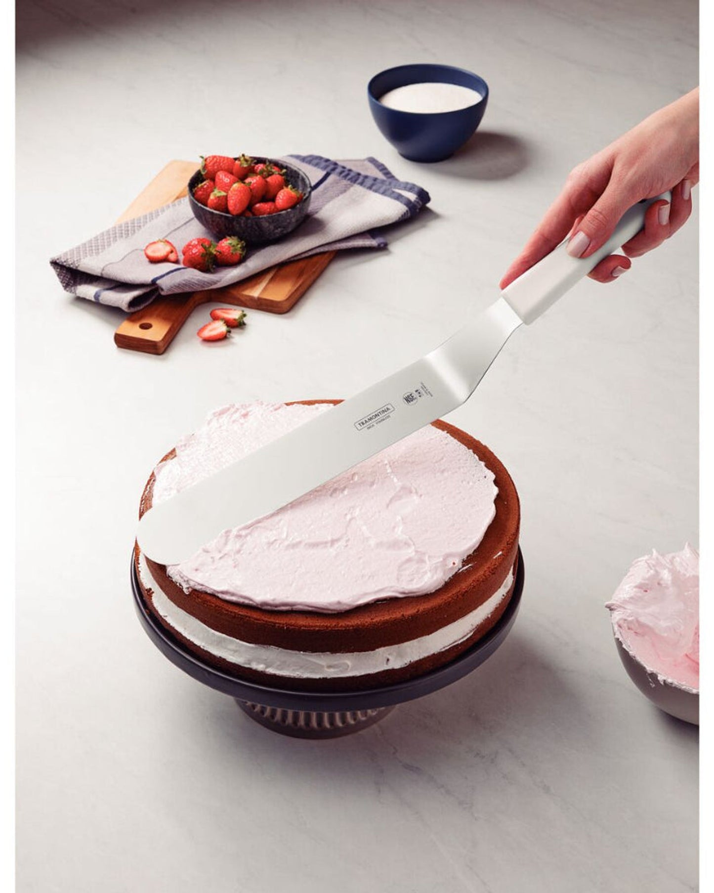 ملعقة ترامونتينا الاحترافية ذات الحافة المنحنية بشفرة من الفولاذ المقاوم للصدأ ومقبض من البولي بروبيلين الأبيض 12 بوصة