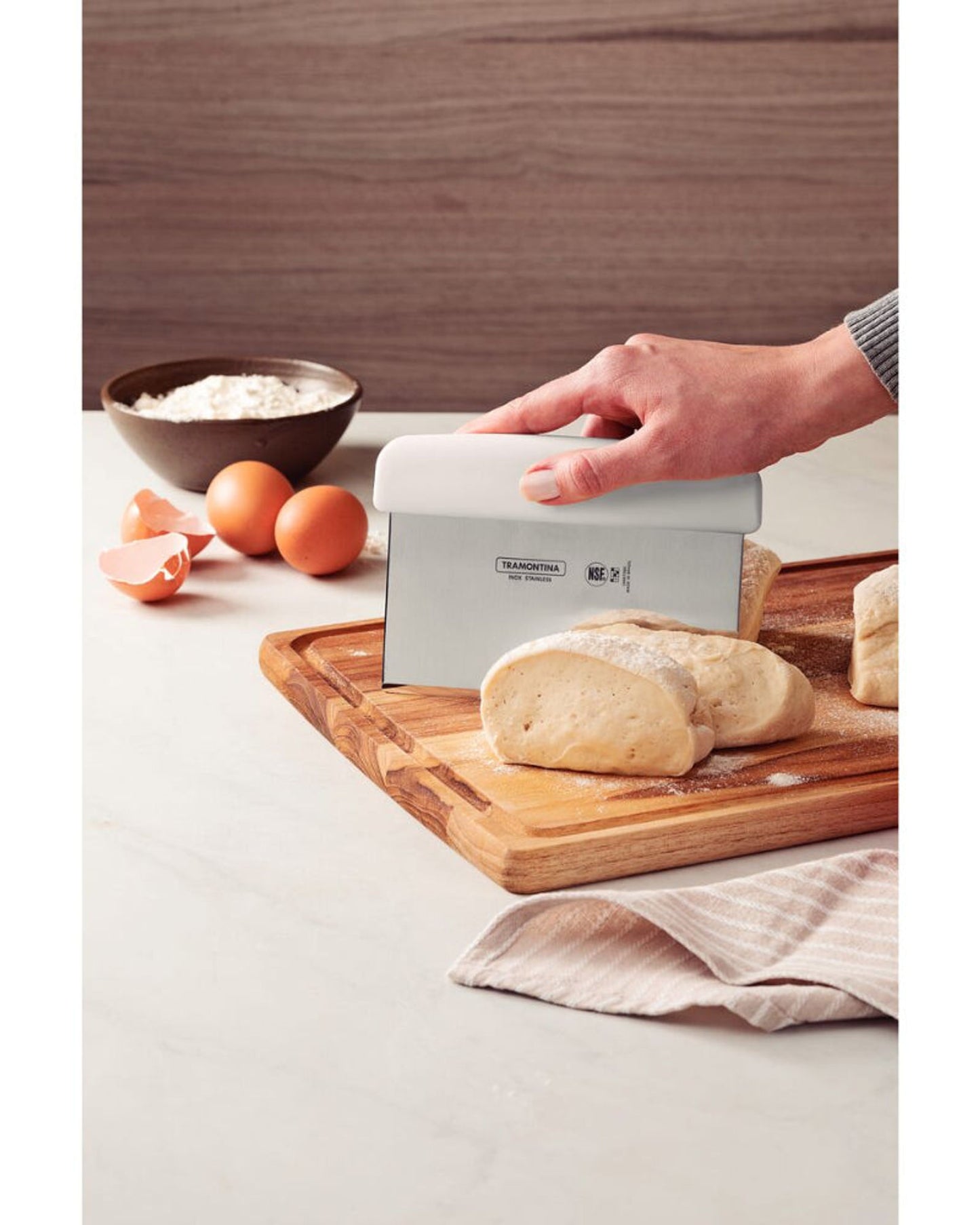 مكشطة ترامونتينا الاحترافية للطاولات بشفرة من الفولاذ المقاوم للصدأ ومقبض من البولي بروبيلين الأبيض