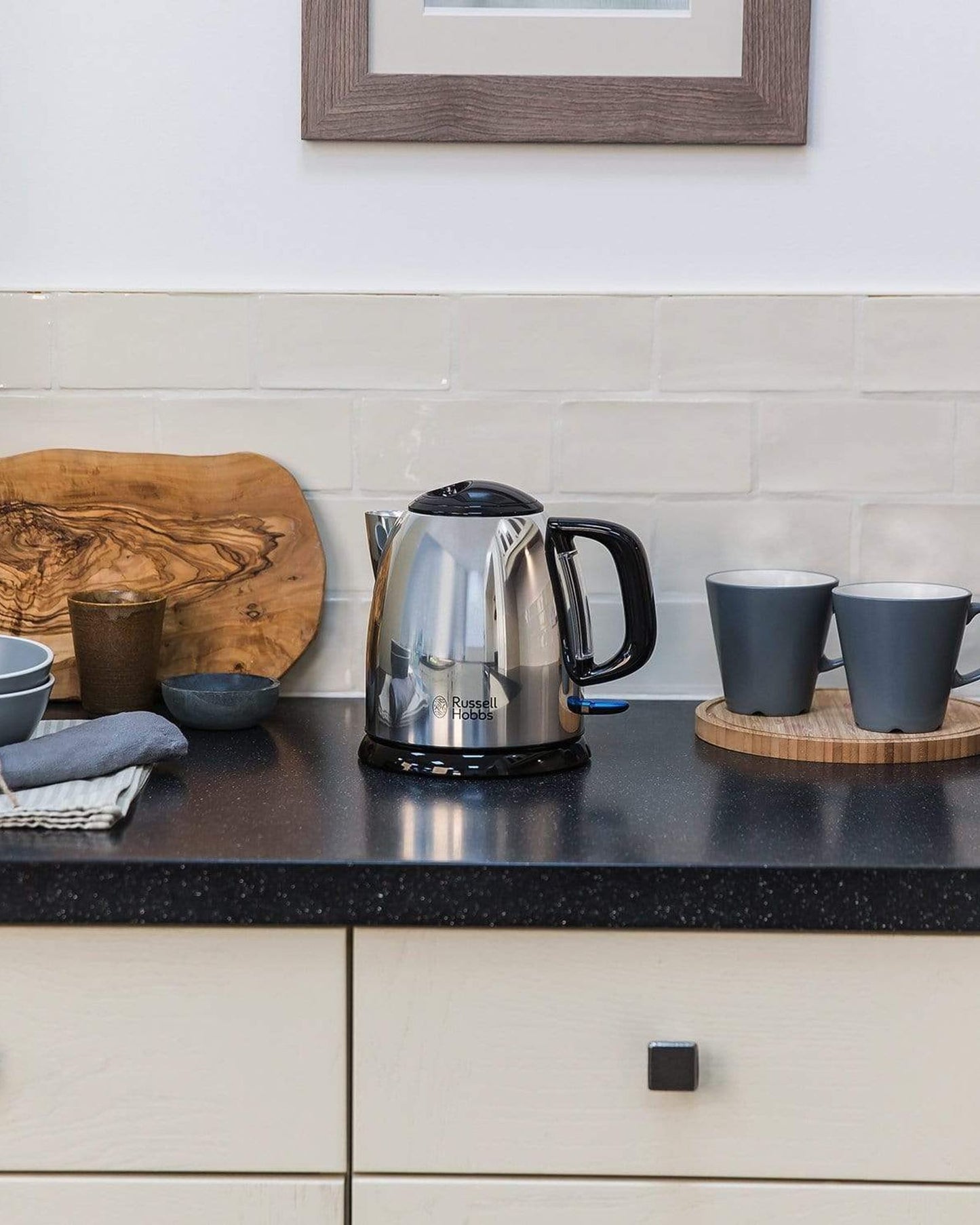 غلاية كهربائية فيكتوري (24990) من راسل هوبز - سعة 1 لتر، 2400 واط، غليان سريع، هادئة، صب مثالي، موفرة للطاقة، مصنوعة من الفولاذ المقاوم للصدأ، لون فضي - ضمان لمدة عام واحد