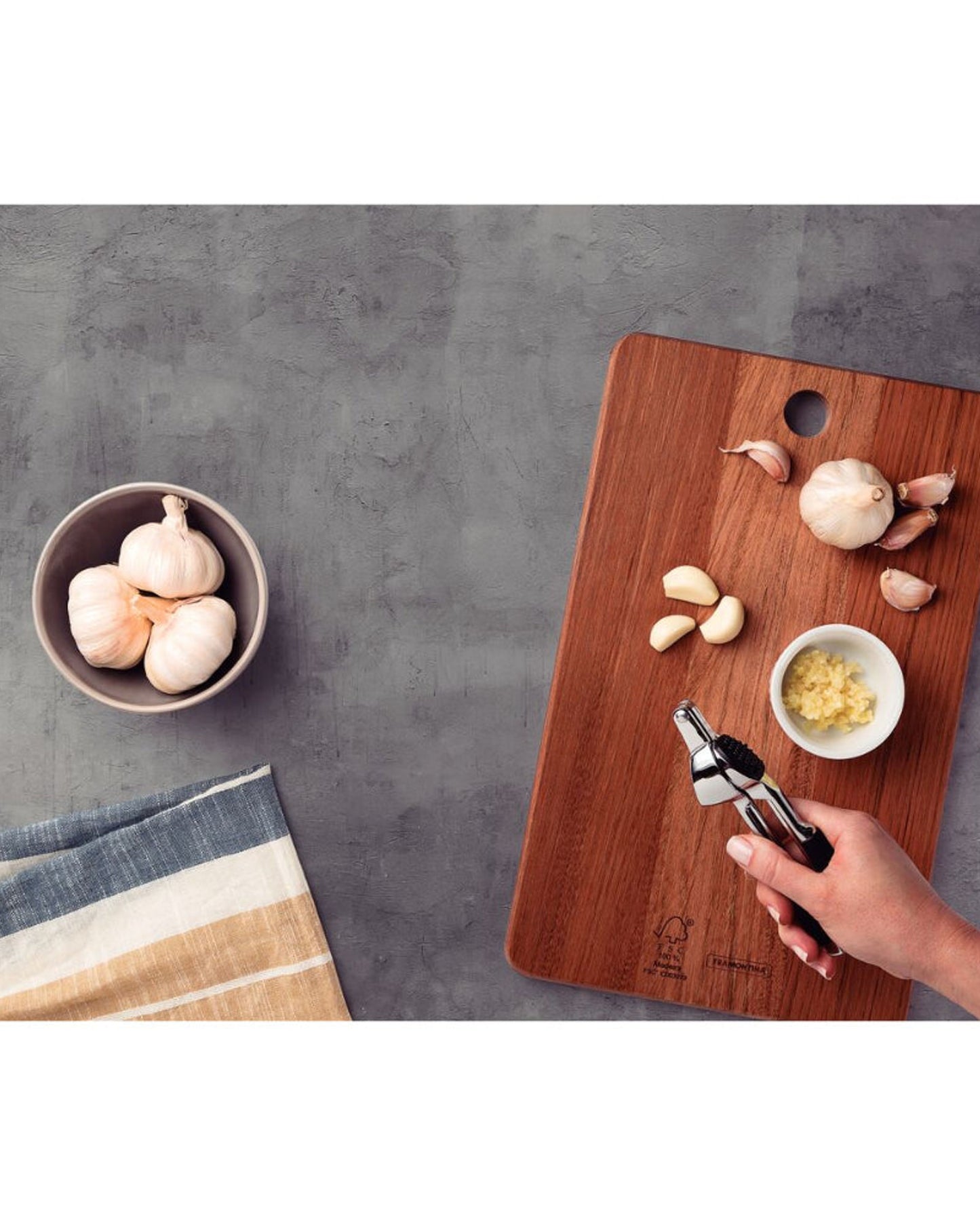 مكبس ثوم ترامونتينا يوتيليتا مصنوع من الزاماك المطلي بالكروم مع مقبض من مادة ABS السوداء