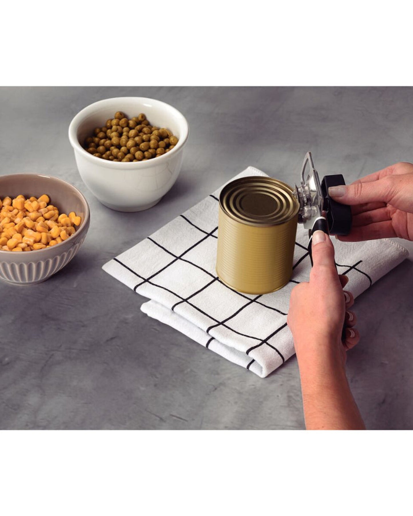 فتاحة علب ترامونتينا يوتيليتا المصنوعة من الفولاذ المقاوم للصدأ بمقبض أسود من البولي بروبيلين