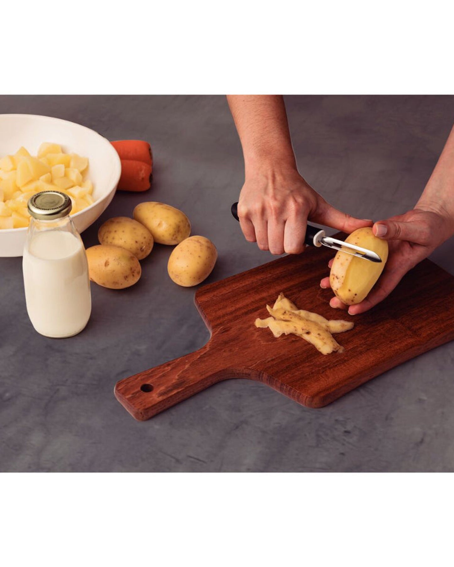 مقشرة بطاطس ترامونتينا يوتيليتا المصنوعة من الفولاذ المقاوم للصدأ بمقبض من البولي بروبيلين الأسود