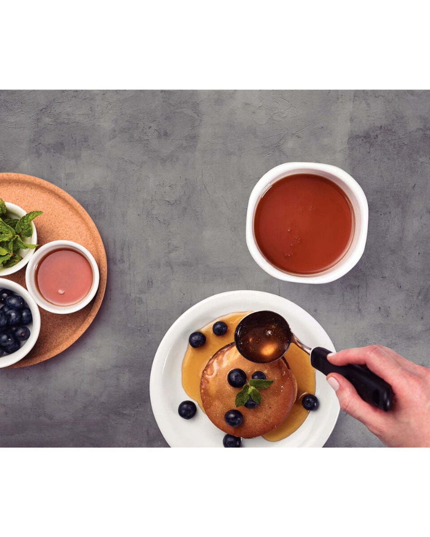 مغرفة صلصة من الفولاذ المقاوم للصدأ من ترامونتينا يوتيليتا بمقبض من البولي بروبيلين الأسود