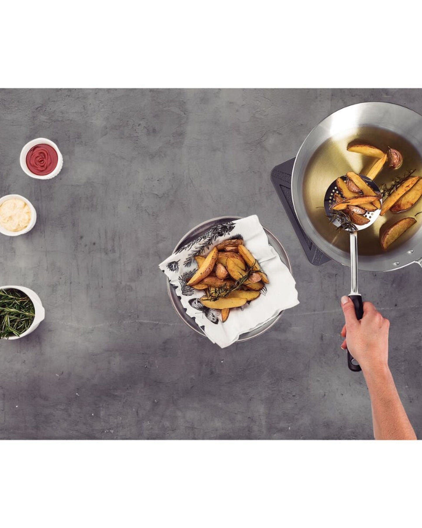 مغرفة ترامونتينا يوتيليتا المصنوعة من الفولاذ المقاوم للصدأ بمقبض من البولي بروبيلين الأسود