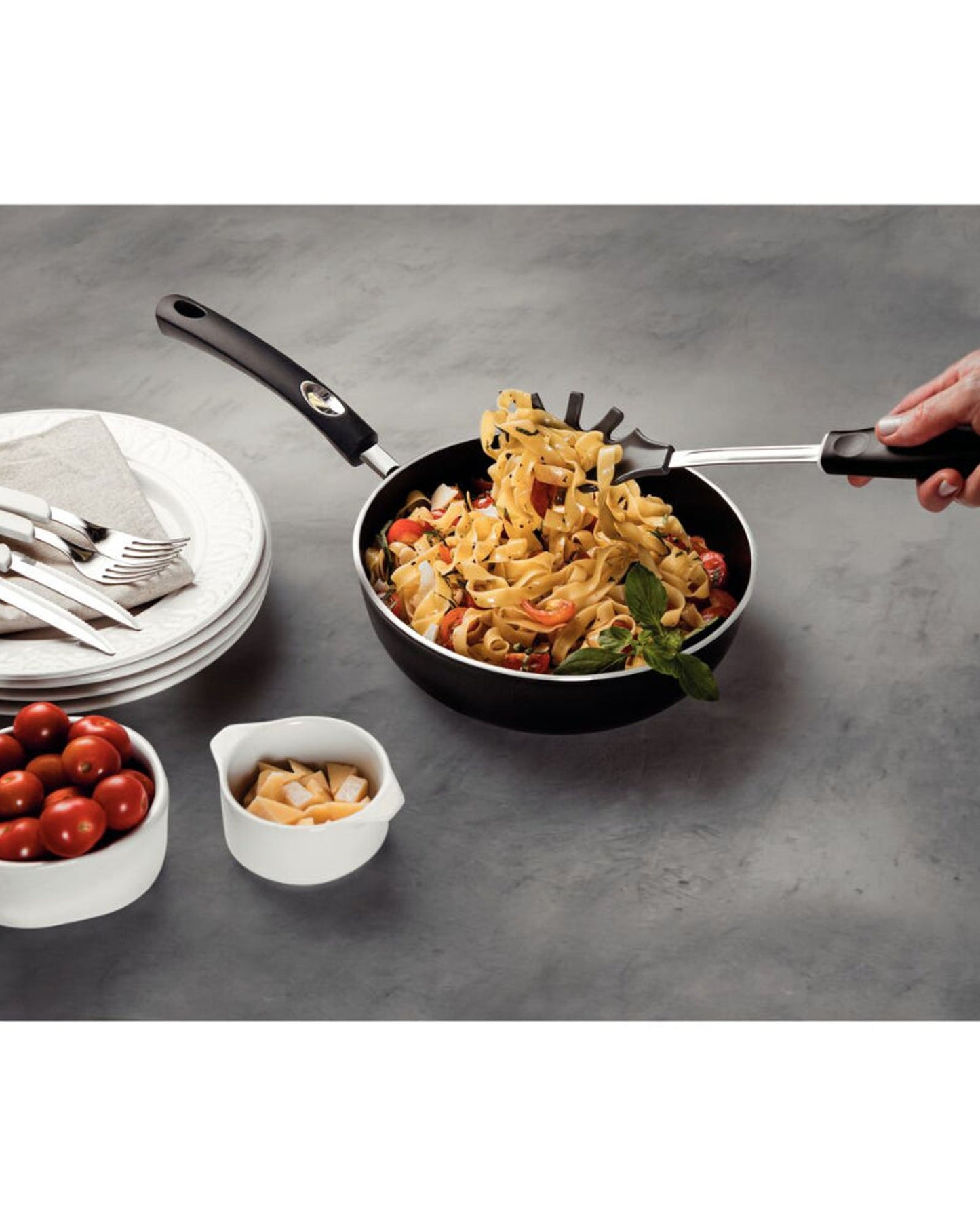 ملقط معكرونة من النايلون من ترامونتينا يوتيليتا بمقبض من البولي بروبيلين الأسود