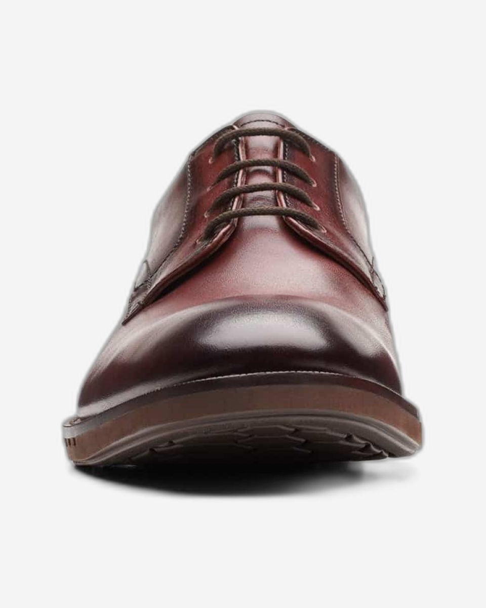 حذاء كلاركس أون هيو برباط (مقاس قياسي)