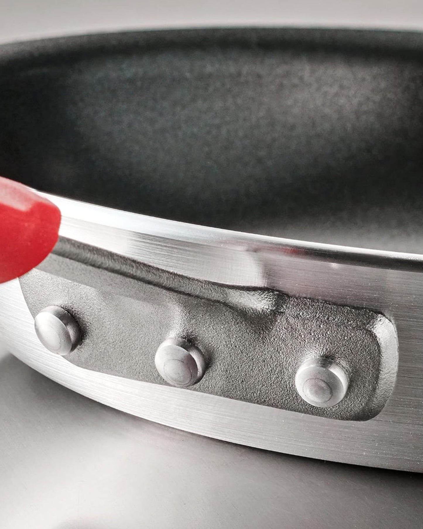 مقلاة ترامونتينا برازيل بروفيشنال من الألومنيوم مقاس 36 سم مع طلاء ستارفلون بريميوم غير لاصق خالٍ من حمض بيرفلورو الأوكتانويك (PFOA) وطبقة خارجية مصقولة