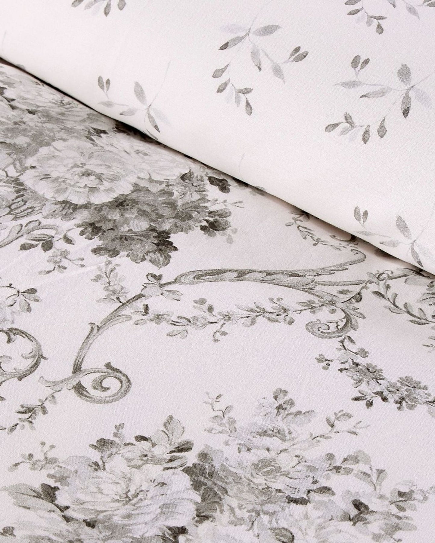 طقم أغطية لحاف كريستي باريس باللون الفضي