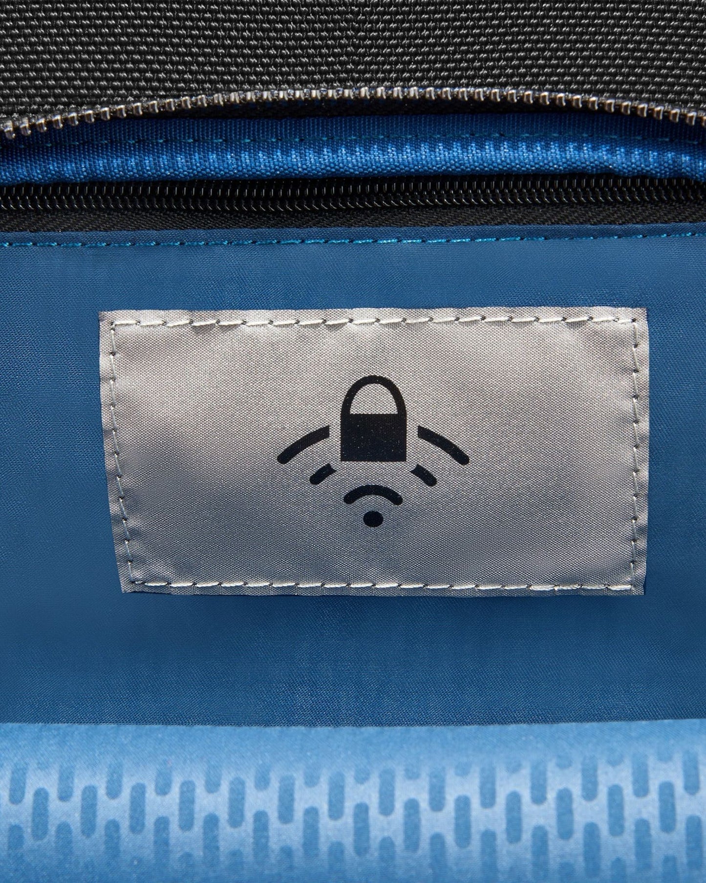 حقيبة ظهر ديلسي باريس واجرام للكمبيوتر المحمول بمساحة 15.6 بوصة