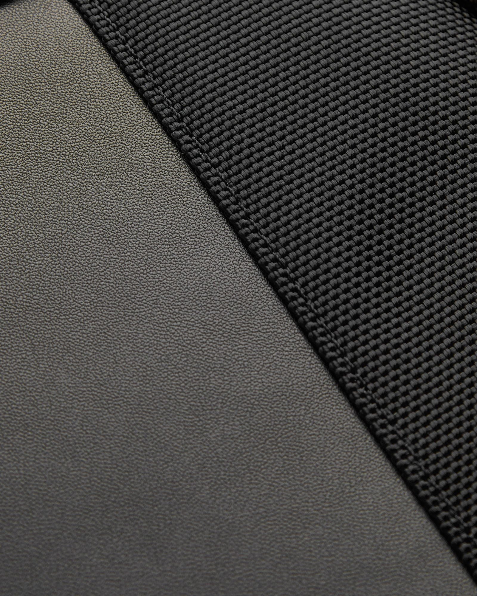 حقيبة ظهر ديلسي باريس واجرام للكمبيوتر المحمول بحجرتين مقاس 17.3 بوصة