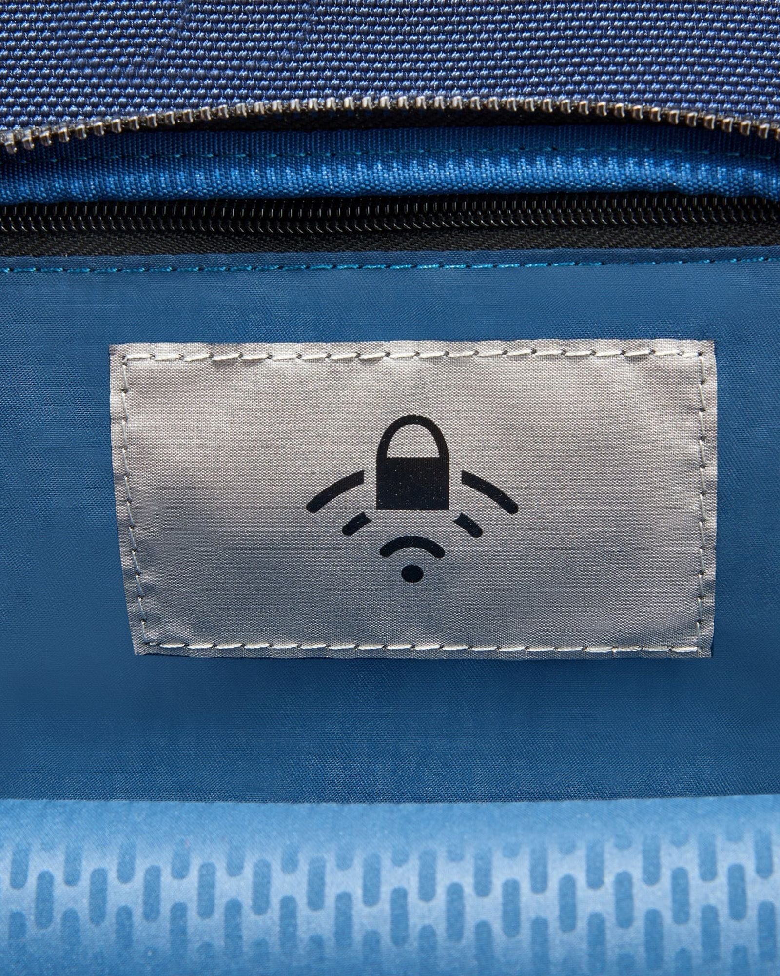 حقيبة ظهر ديلسي باريس واجرام للكمبيوتر المحمول بحجرتين مقاس 17.3 بوصة