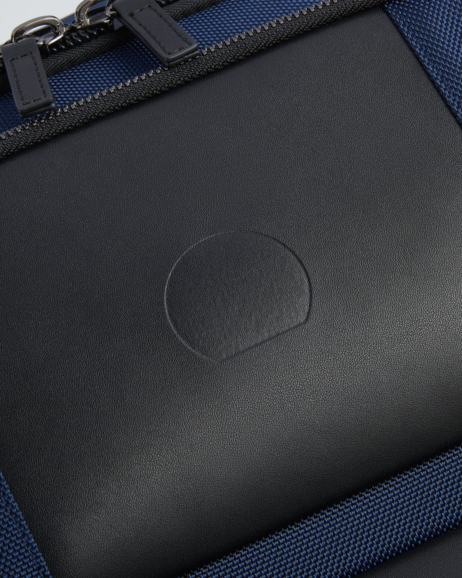 حقيبة ظهر ديلسي باريس واجرام للكمبيوتر المحمول بحجرتين مقاس 17.3 بوصة