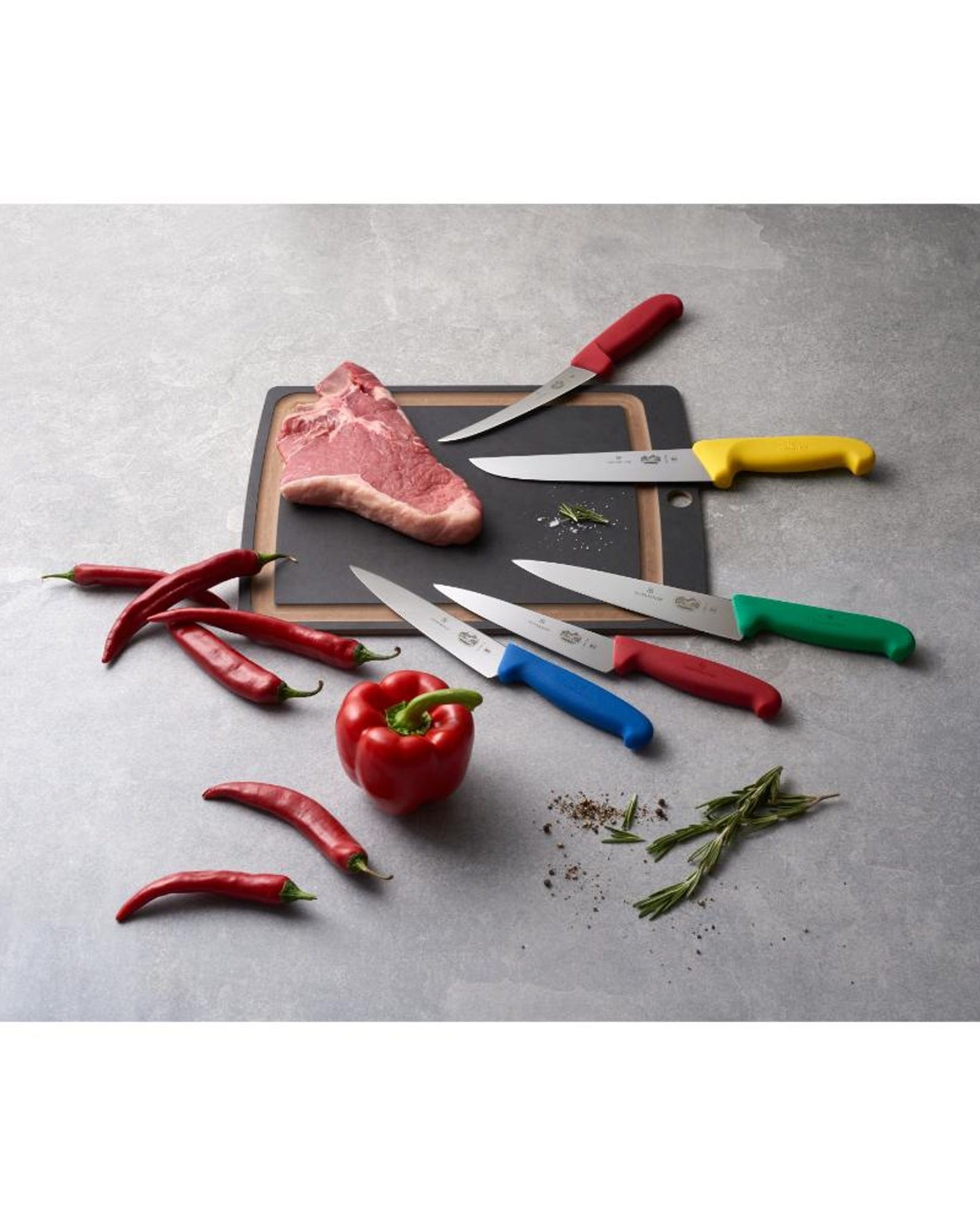 سكين تقطيع العظام فيكتورينوكس فيبروكس 12 سم أحمر