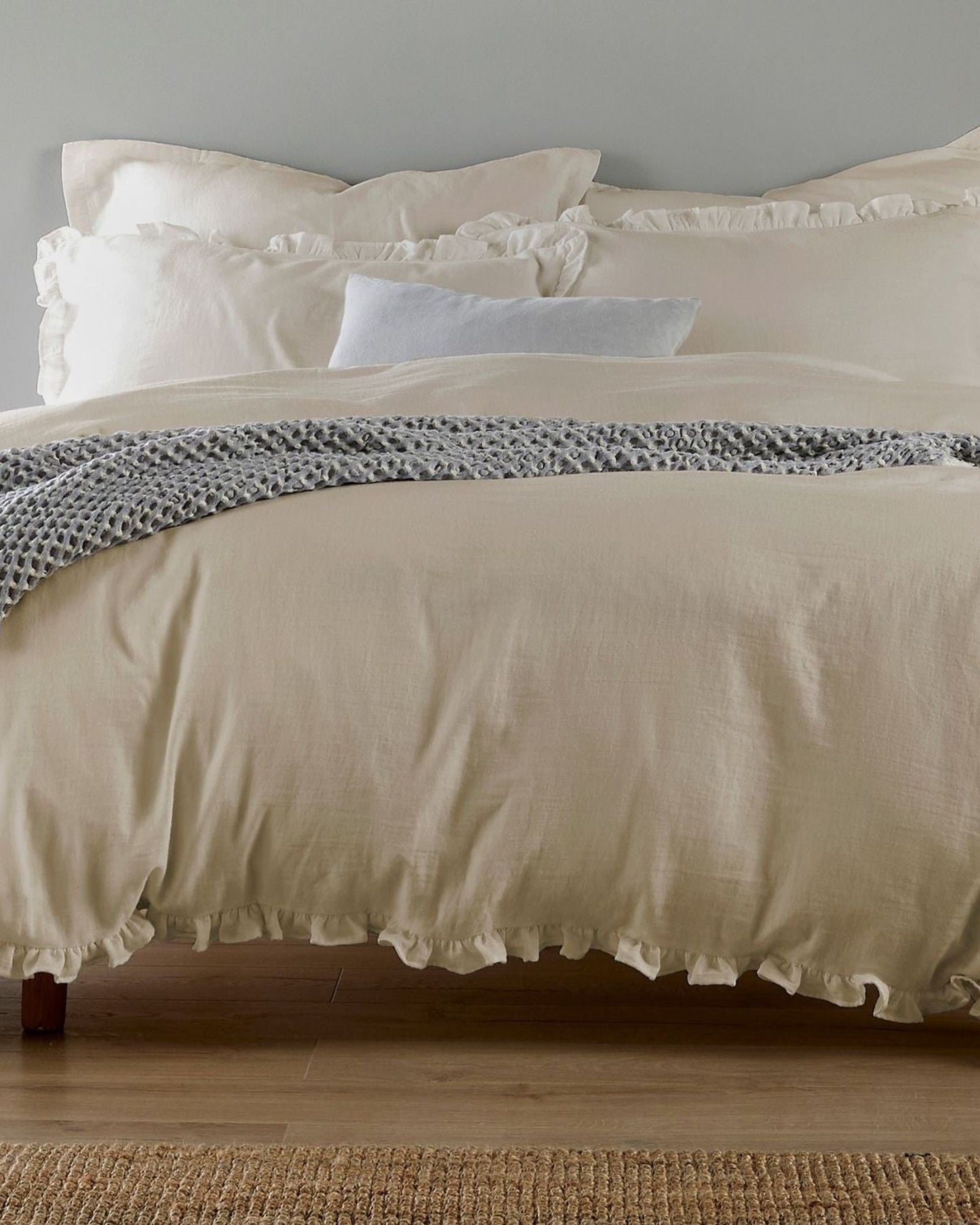 أغطية لحاف "ريتريت رافل" من كريستي، قطن عضوي، مصبوغة بلون الشوفان (بيج)