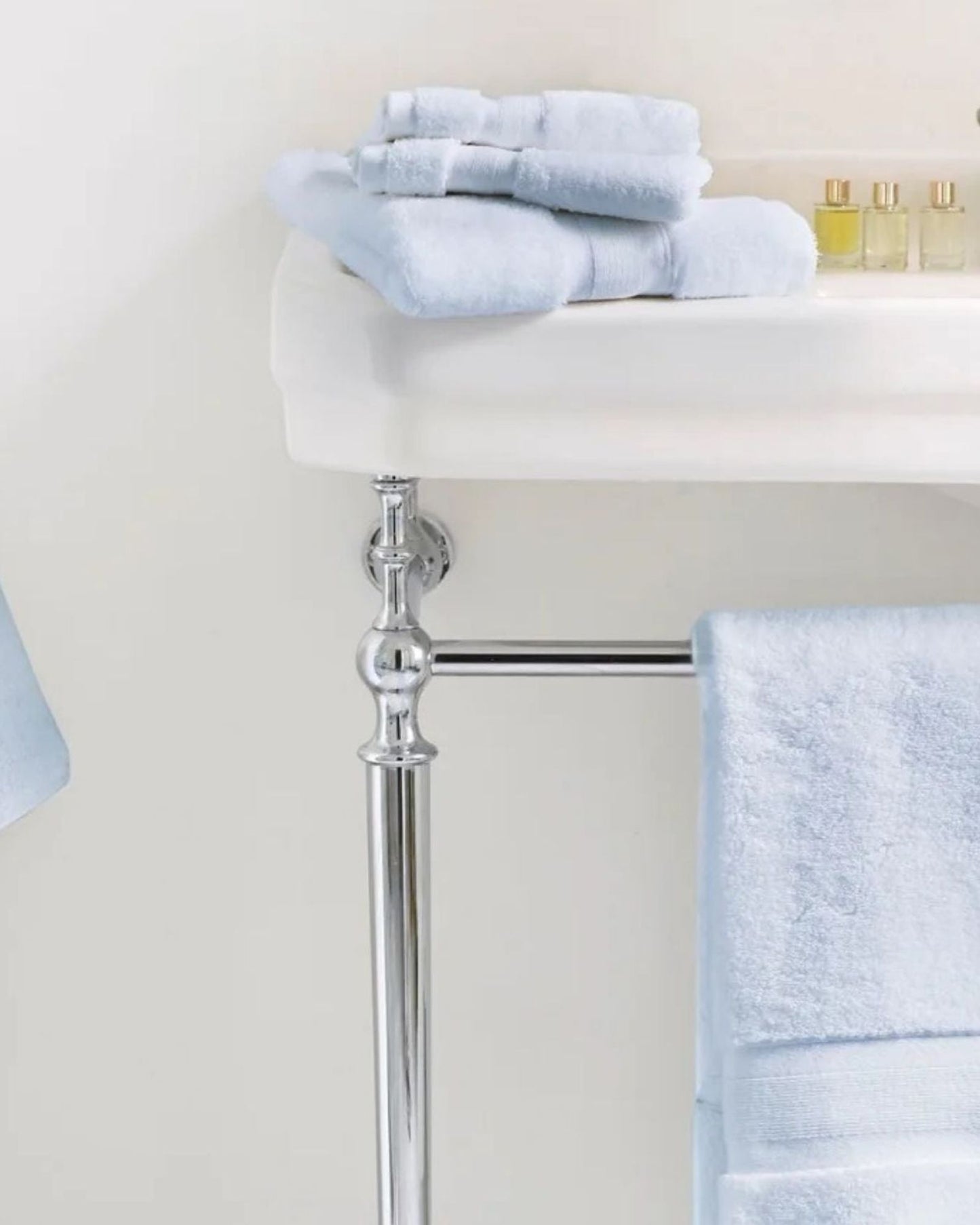 مجموعة مناشف الحمام "زيرو تويست قطنية" من جاسبر كونران باللون الأزرق الباهت 